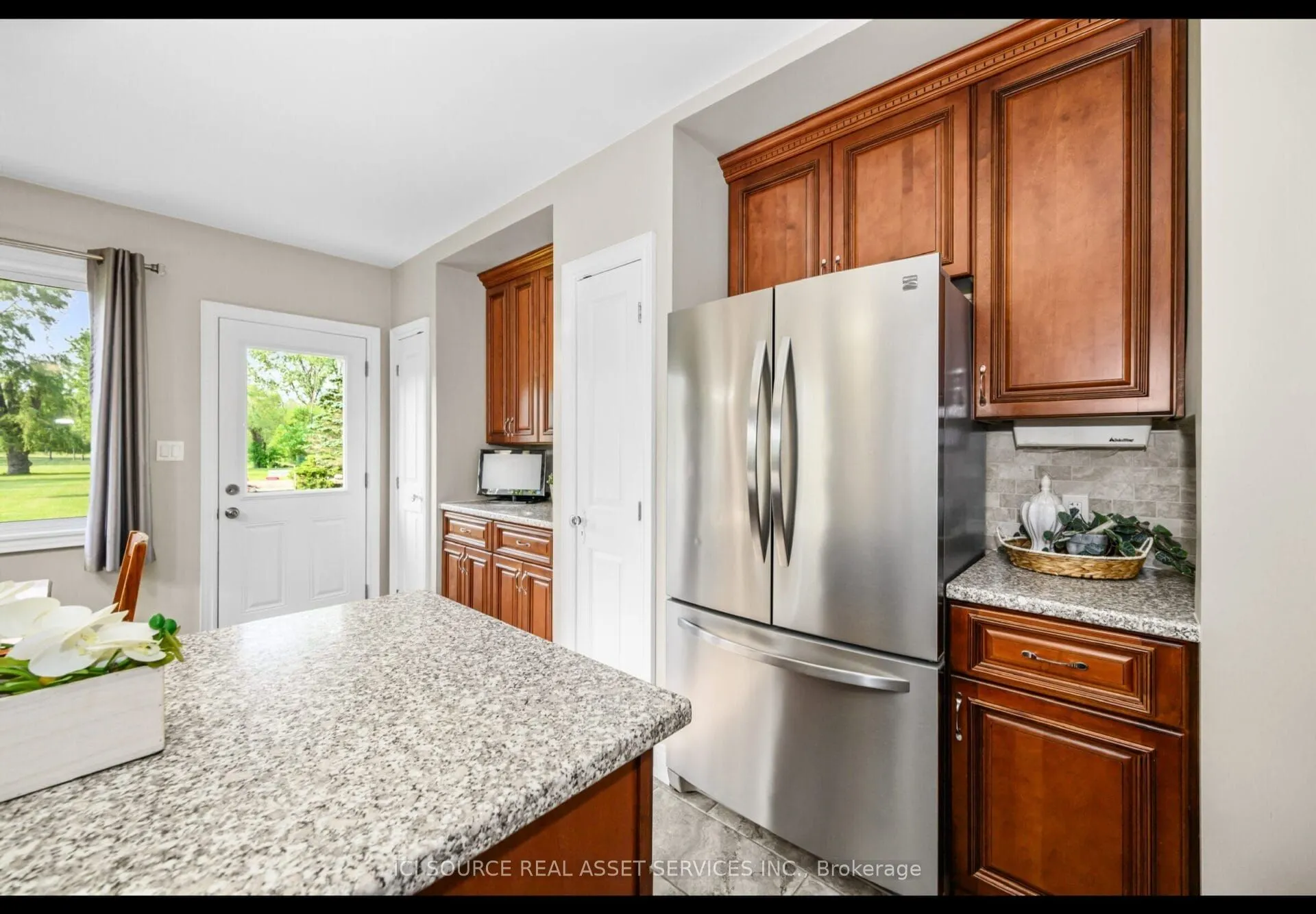 880 Edgemere Road