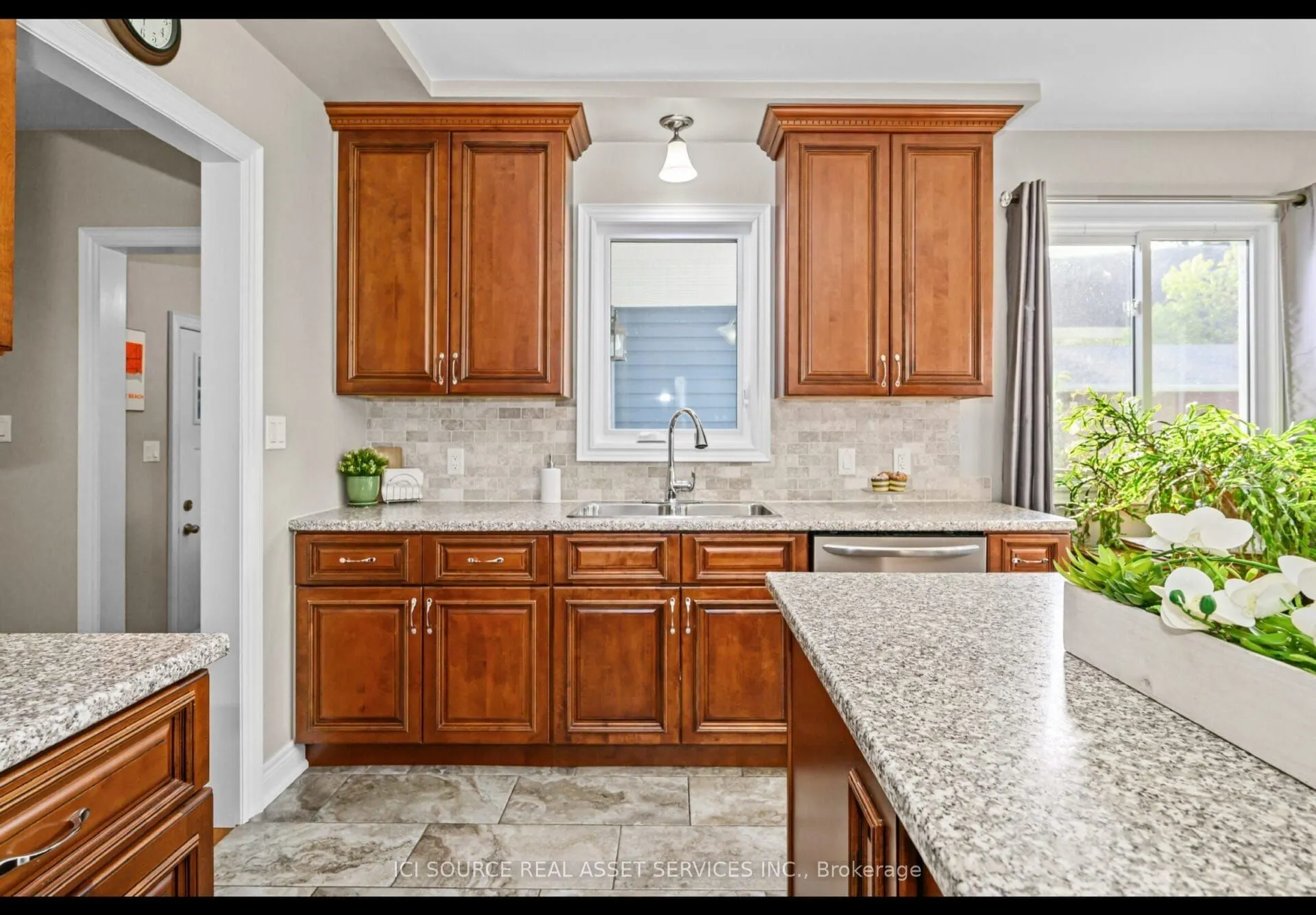 880 Edgemere Road