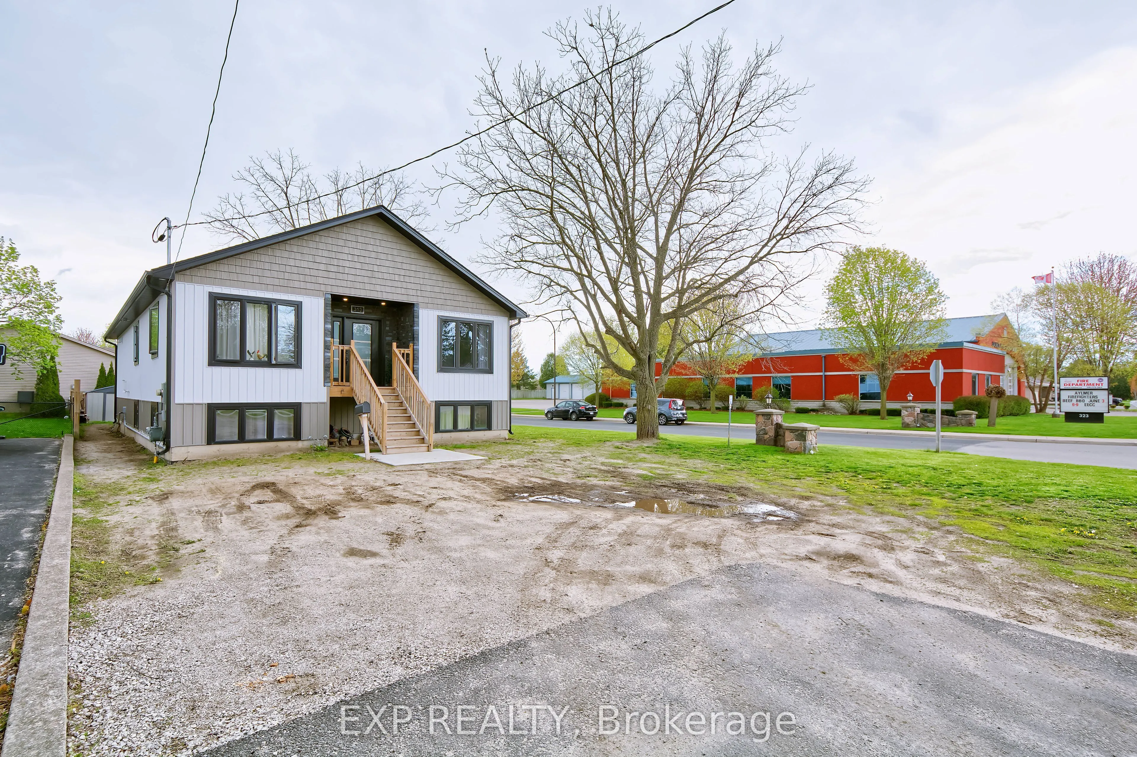 313 John Street S