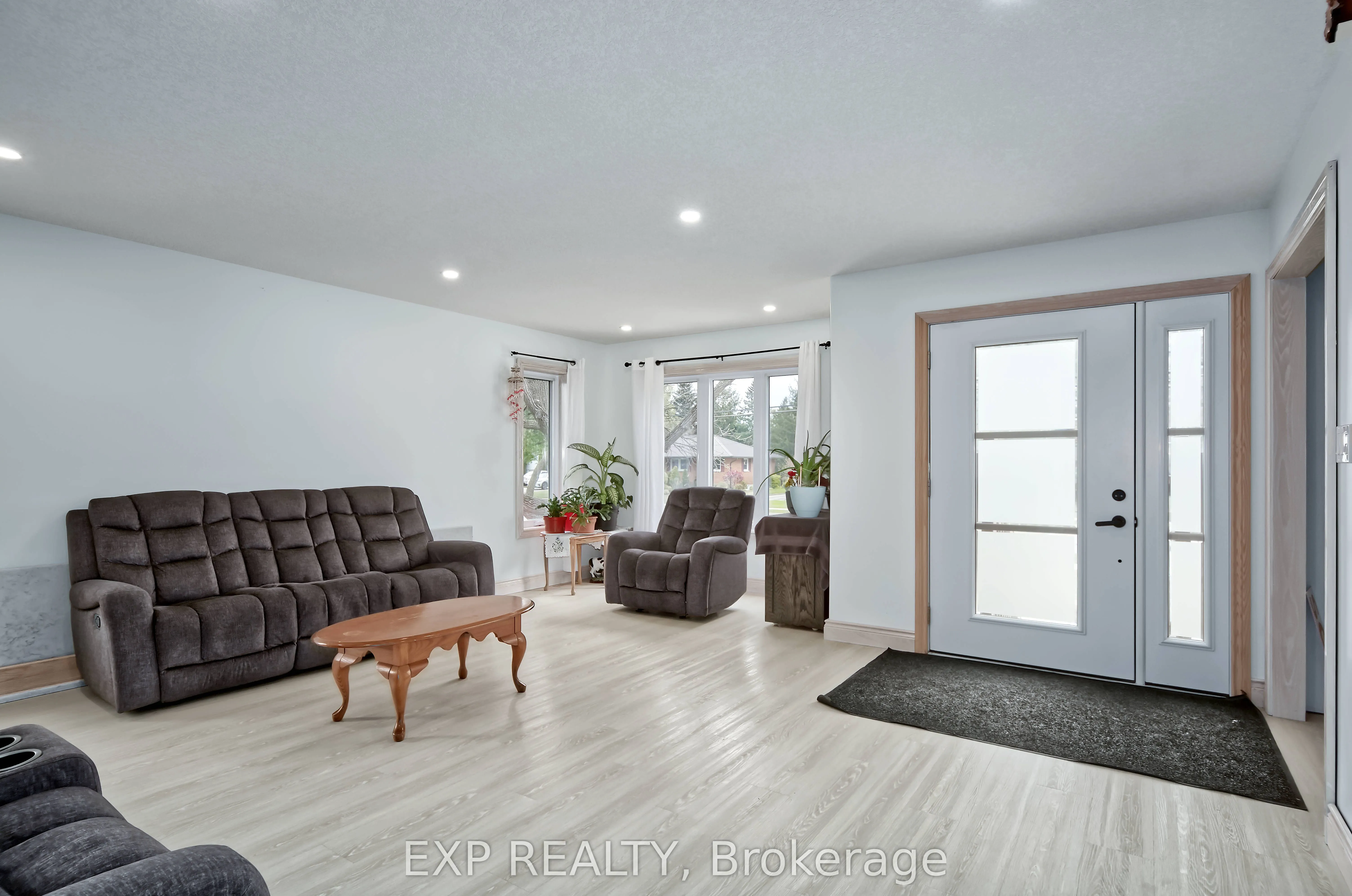 313 John Street S