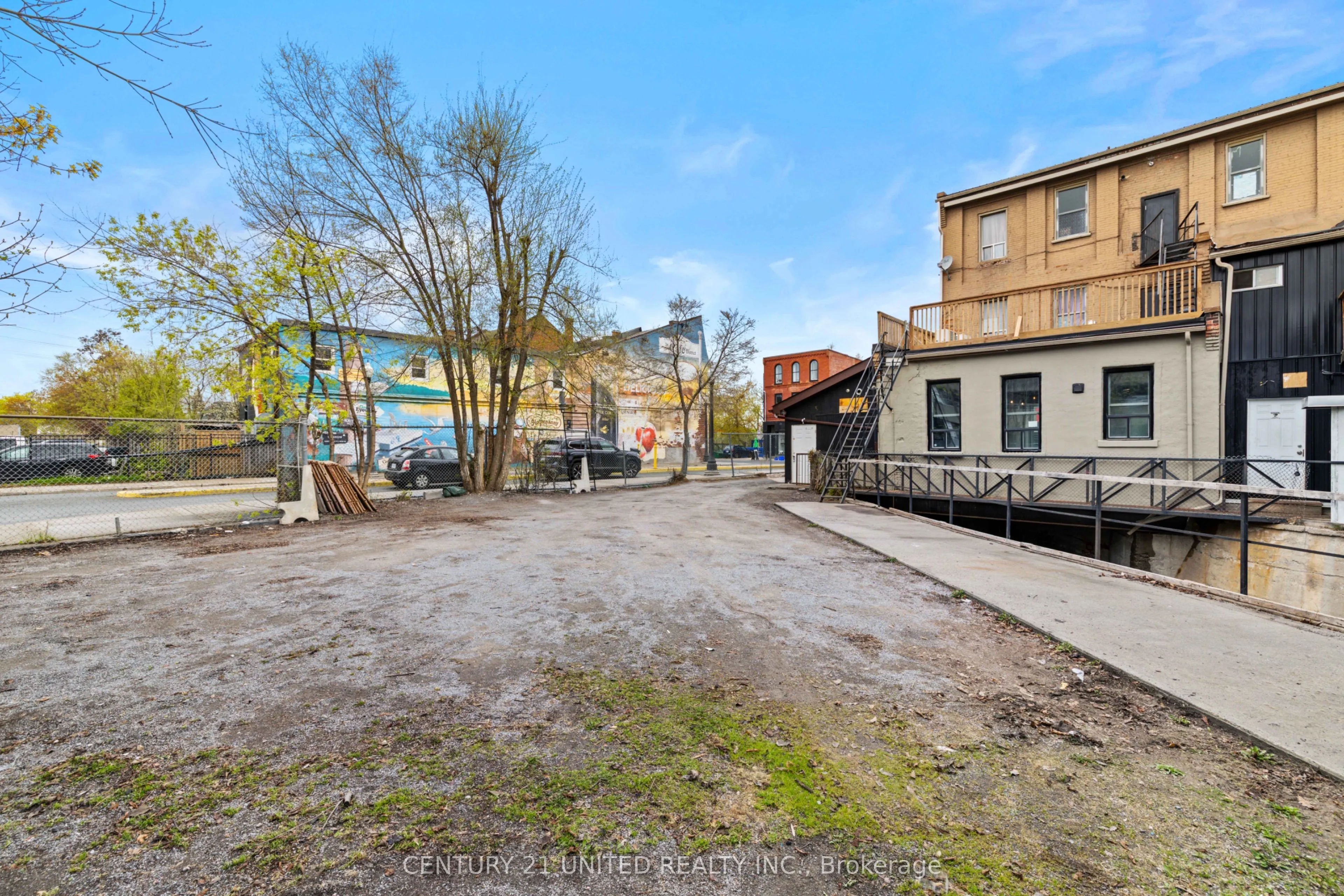 197 Hunter Street W