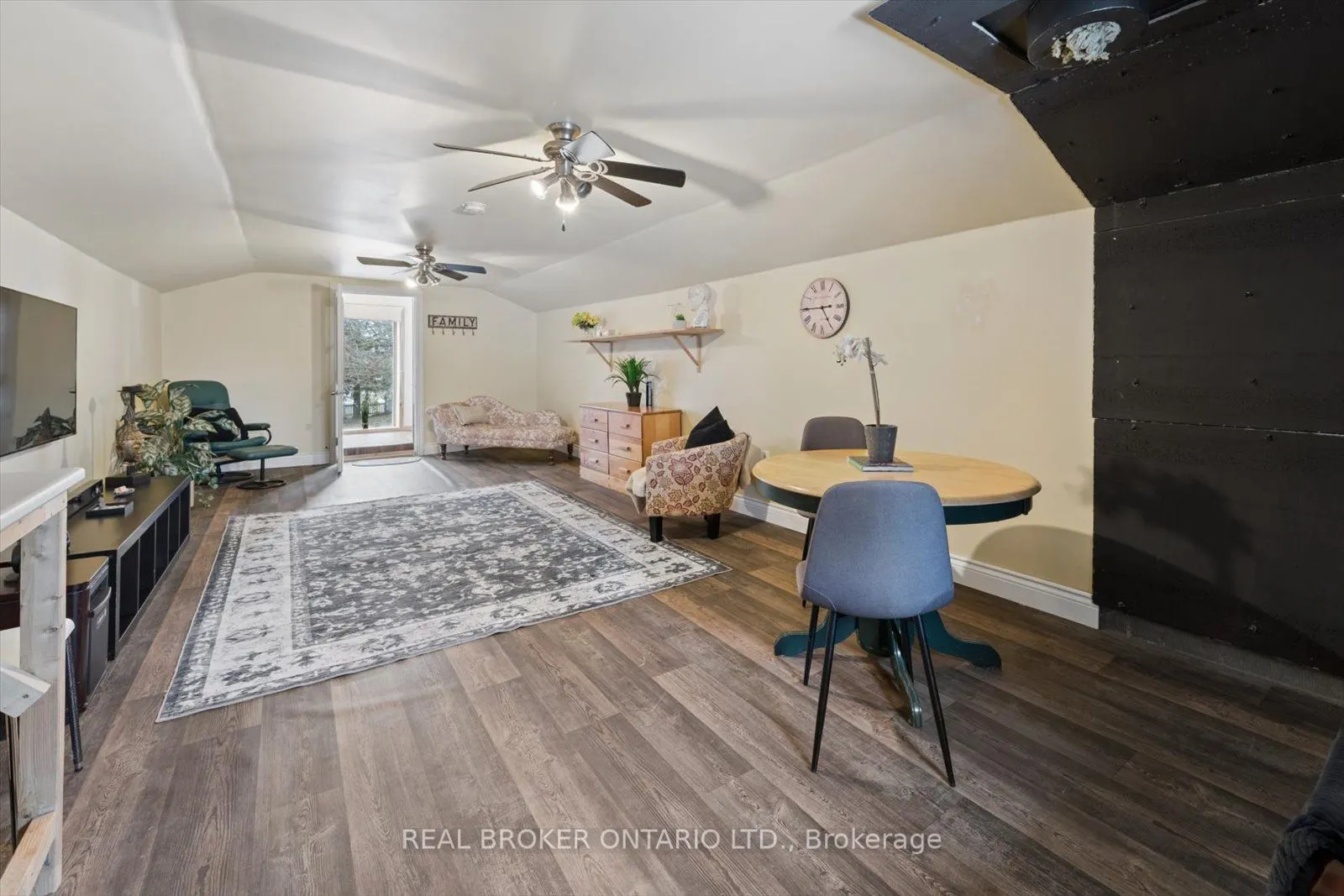 89 Rose Glen Road N