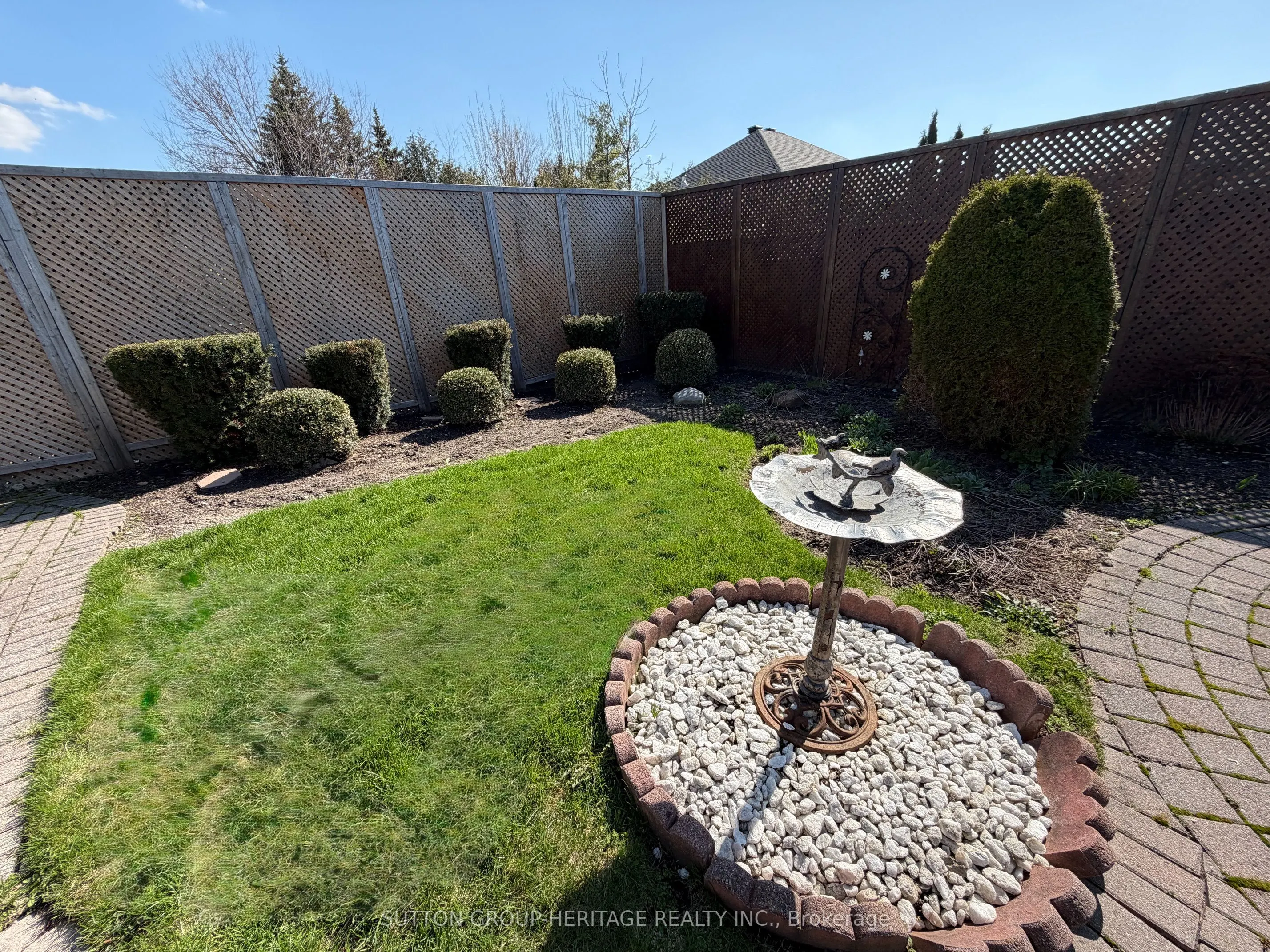 227 Victoria Avenue N