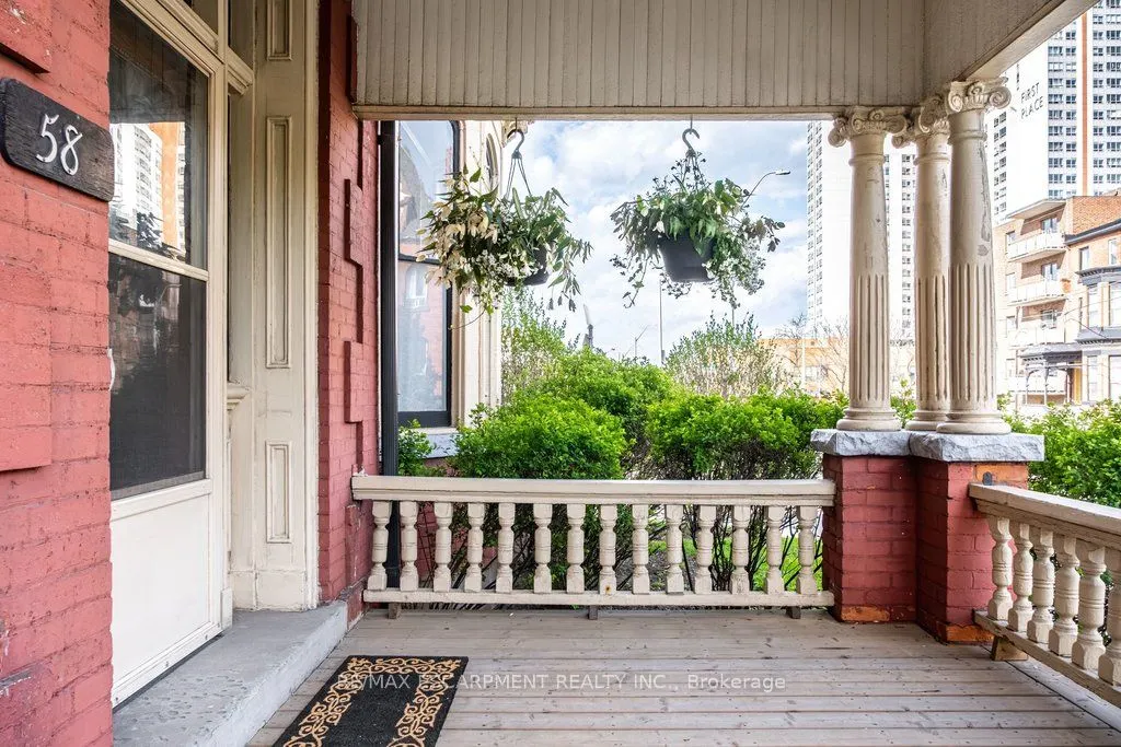 58 Wellington Street S