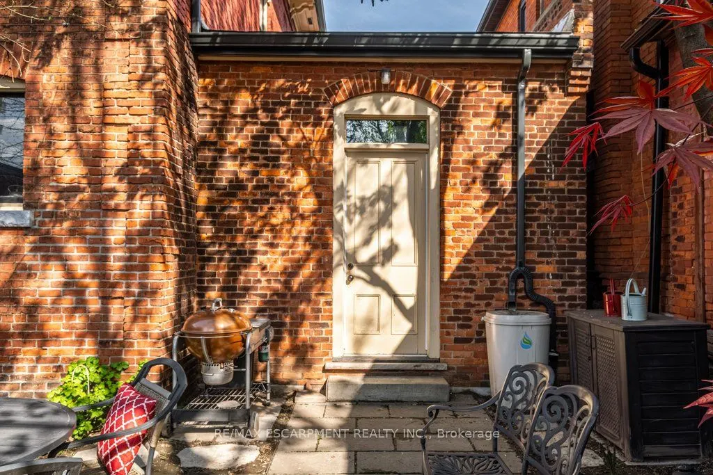 58 Wellington Street S