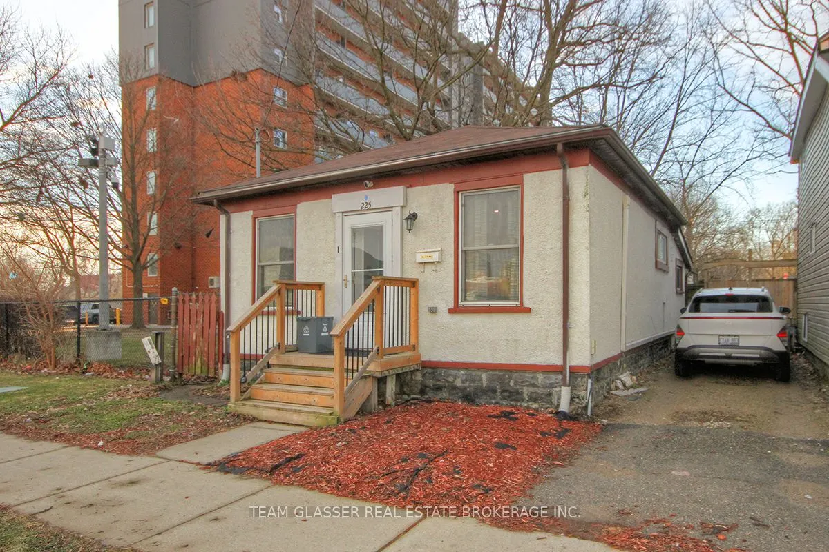 225 Simcoe Street