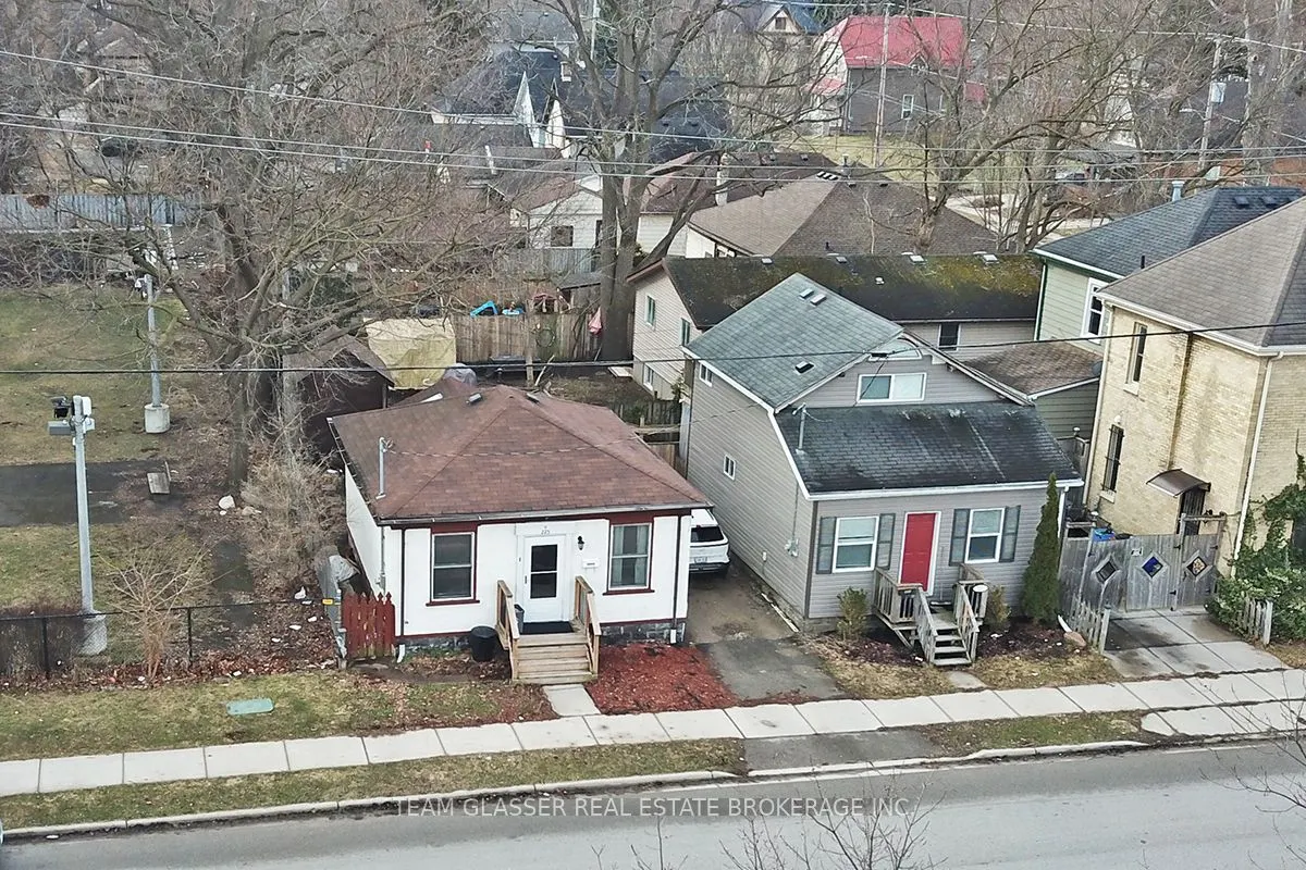 225 Simcoe Street