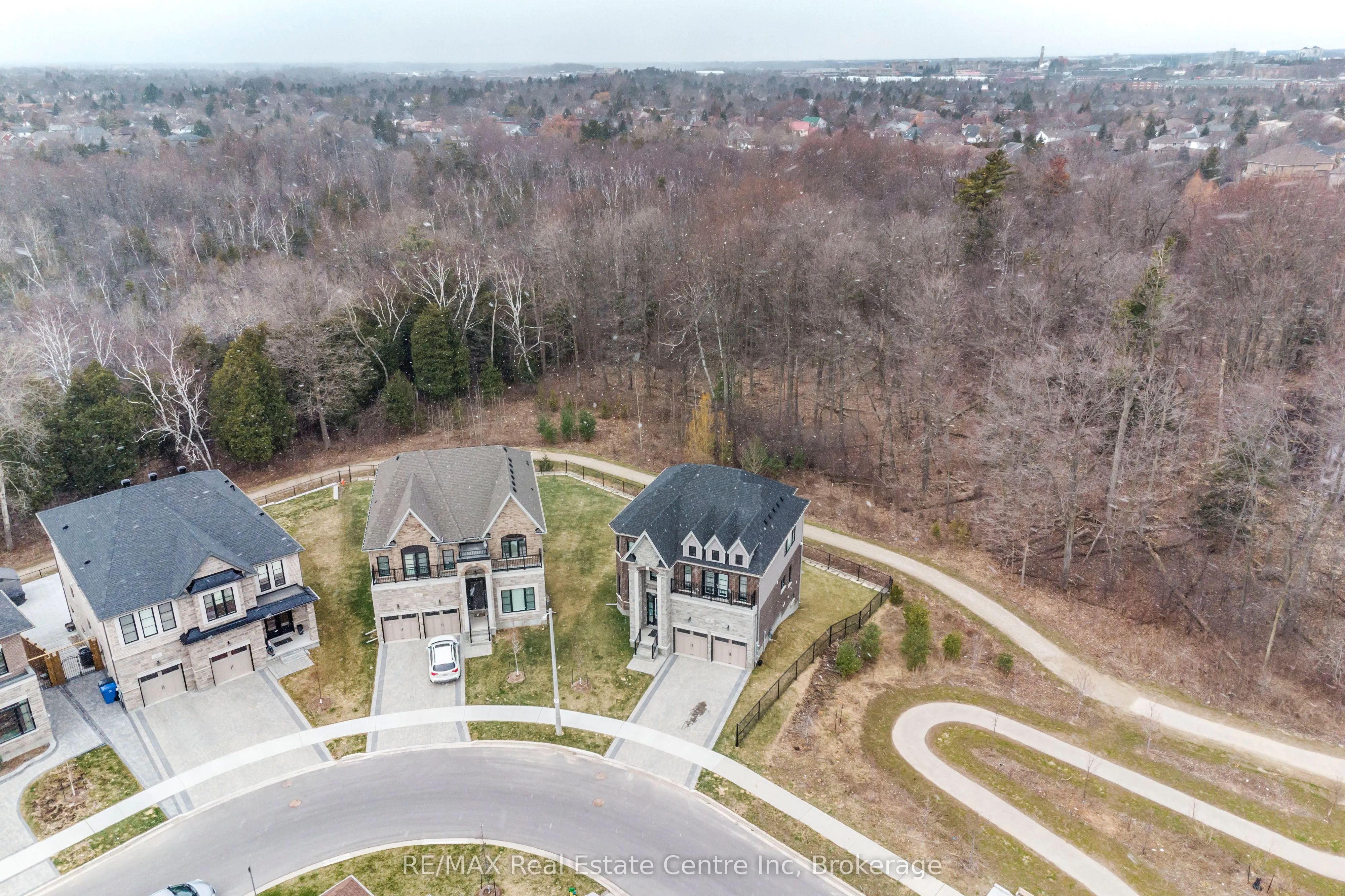 143 Ambrous Crescent