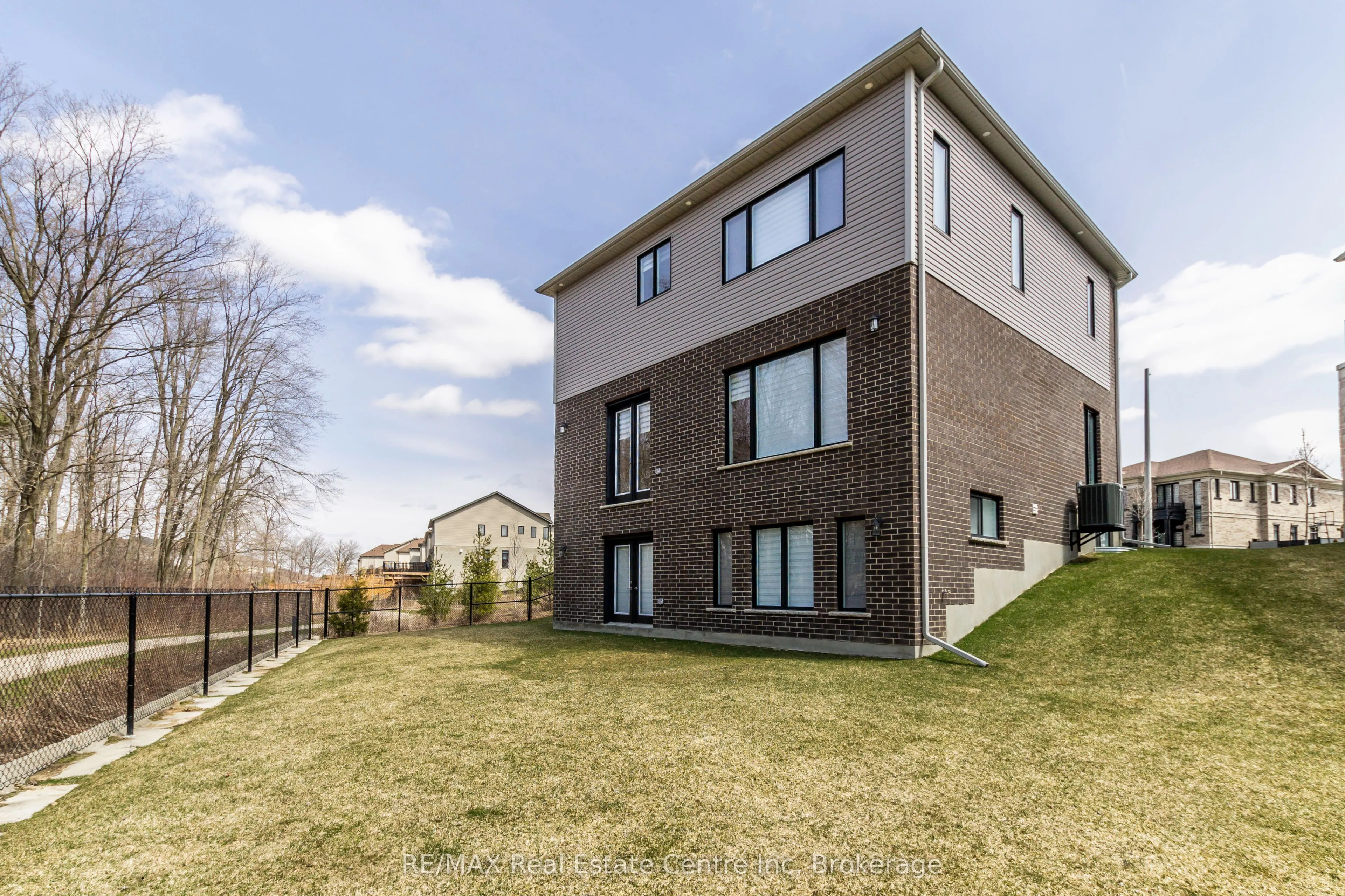 143 Ambrous Crescent