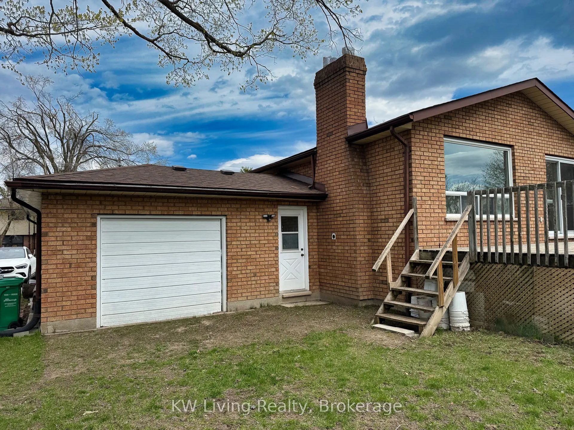 833 Fairbairn Street