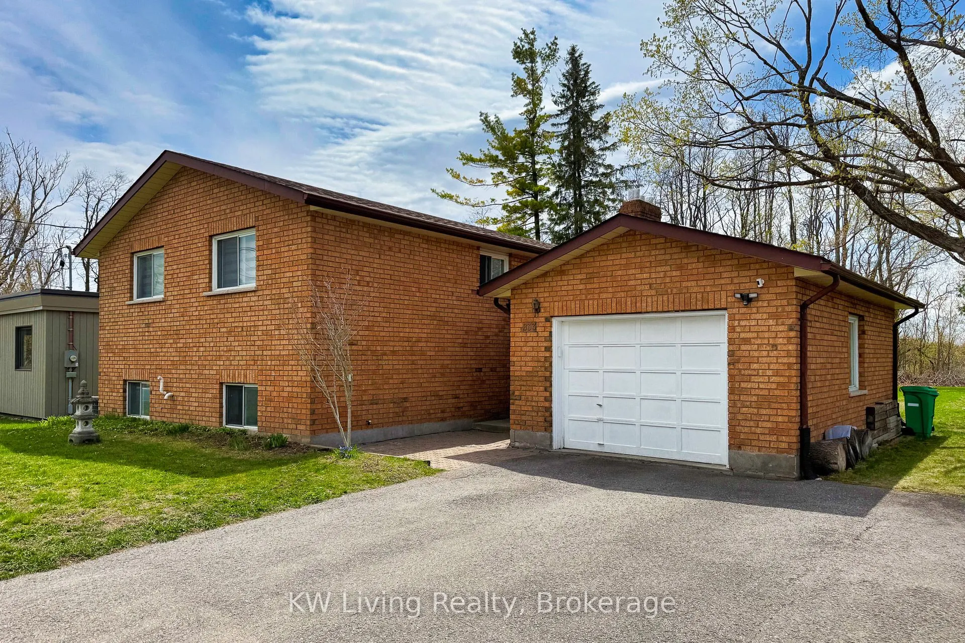 833 Fairbairn Street