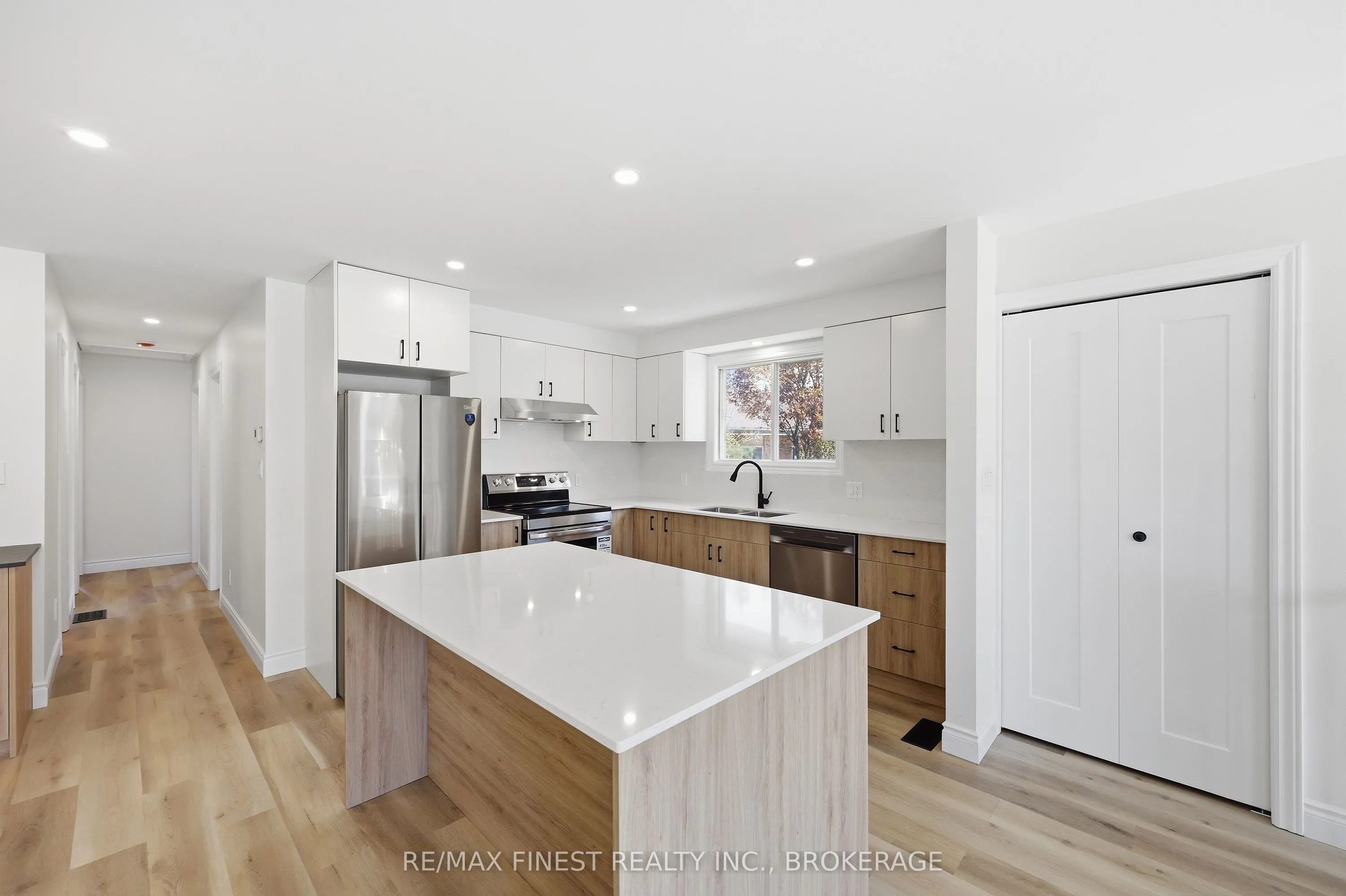 882 BEACONHILL Court
