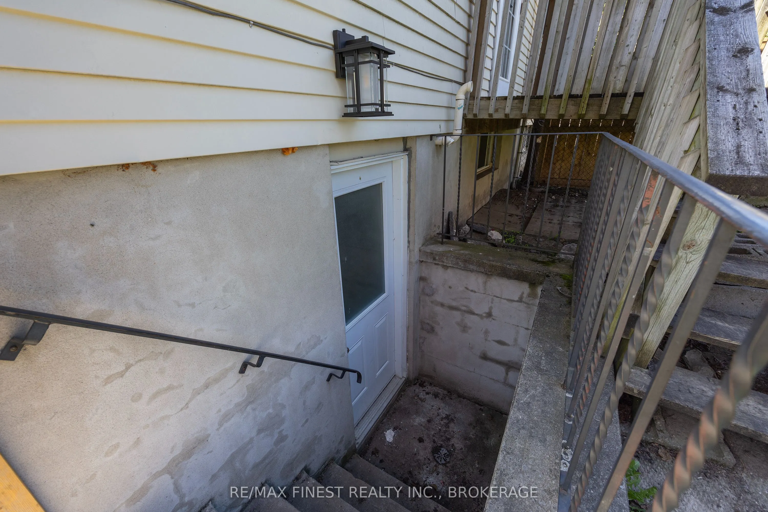 882 BEACONHILL Court