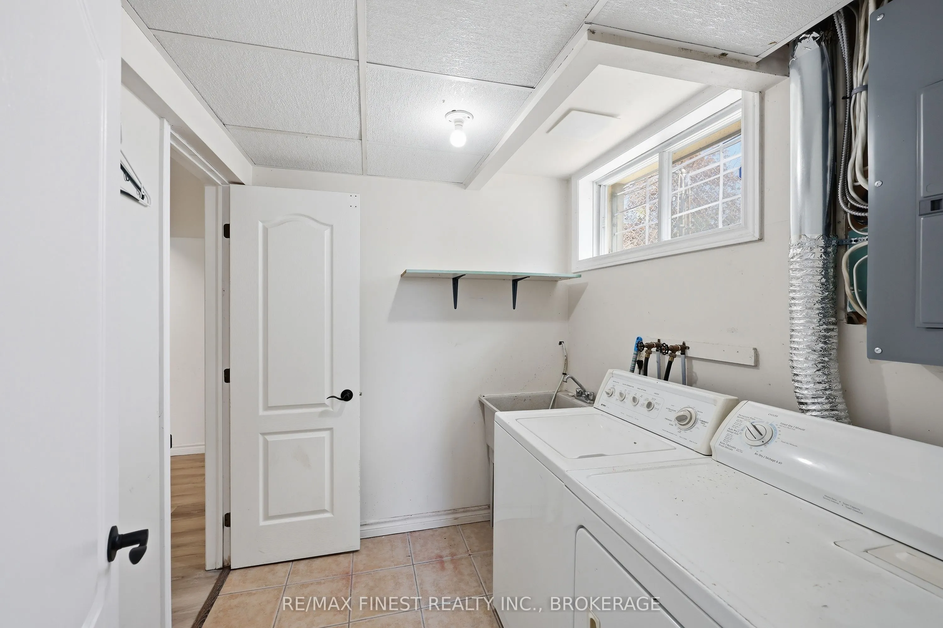 882 BEACONHILL Court
