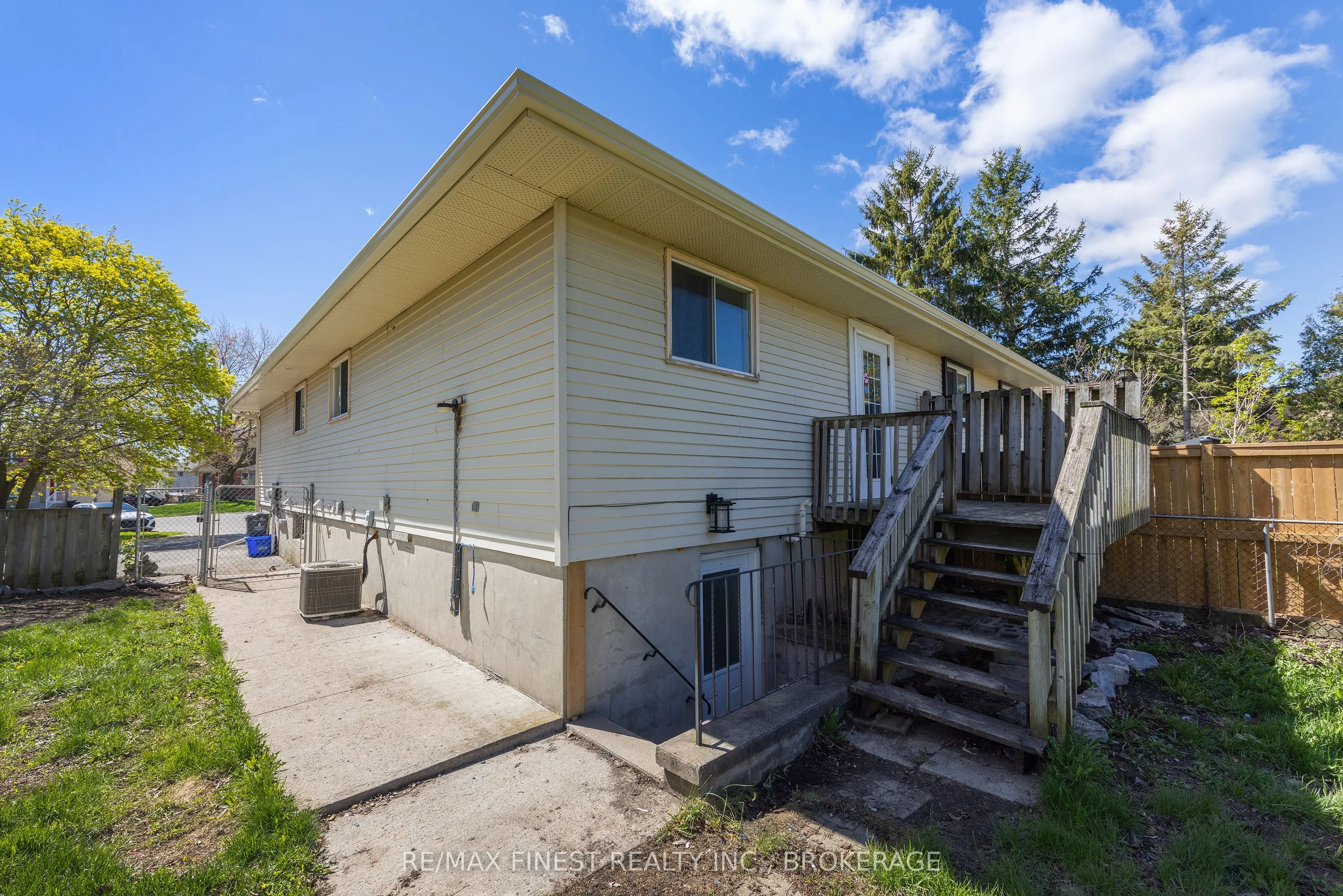 882 BEACONHILL Court