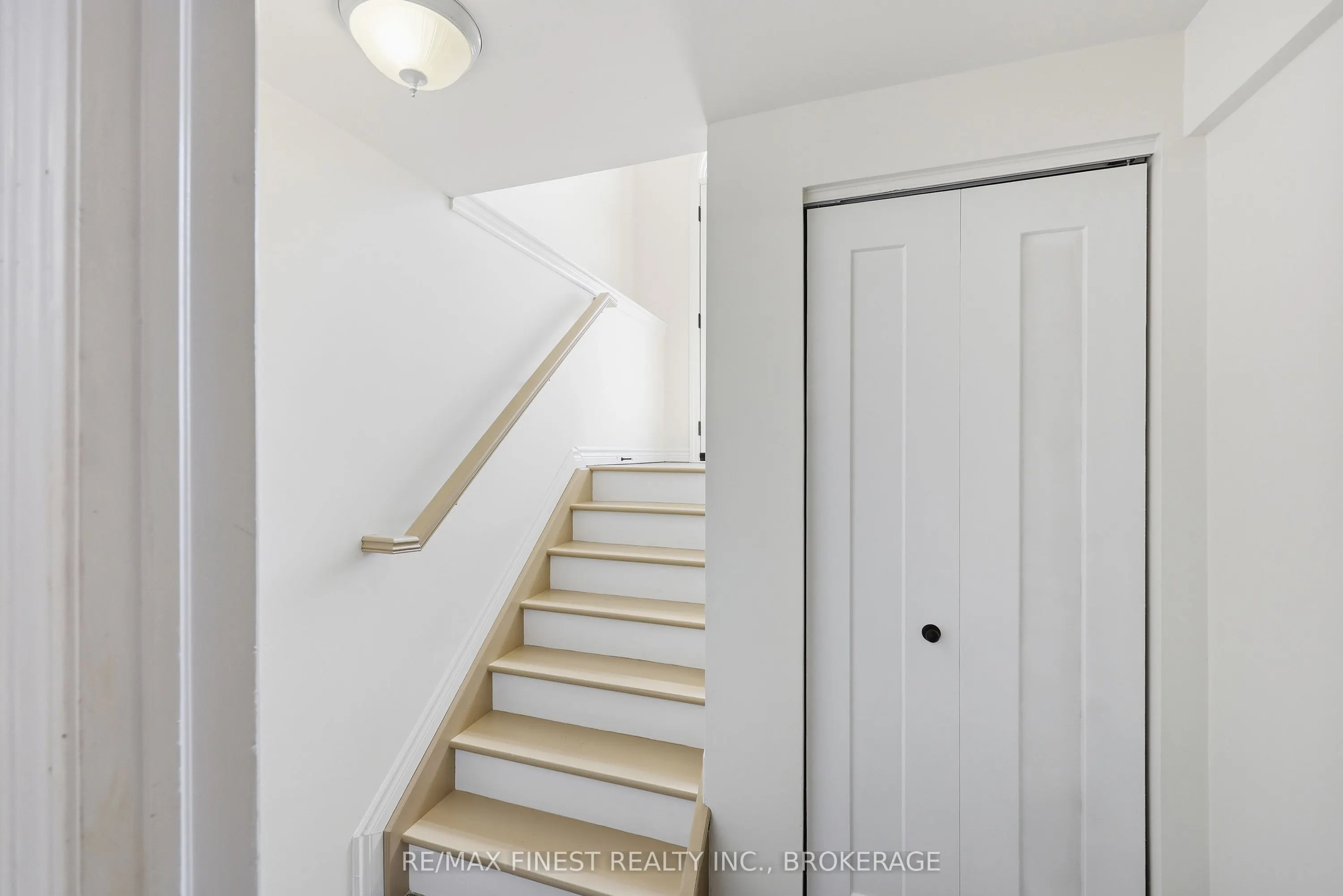 882 BEACONHILL Court