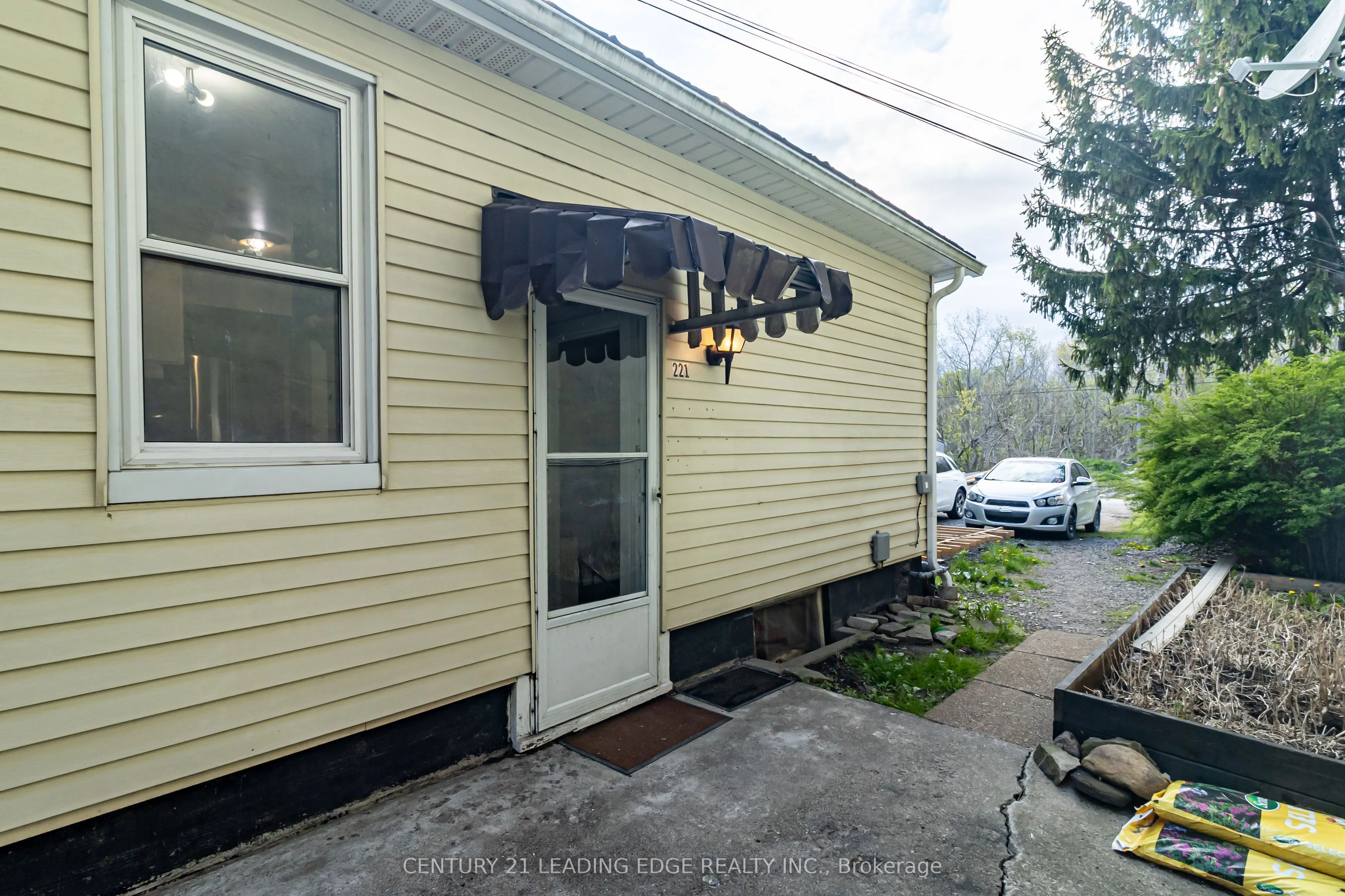 223 Main Street W
