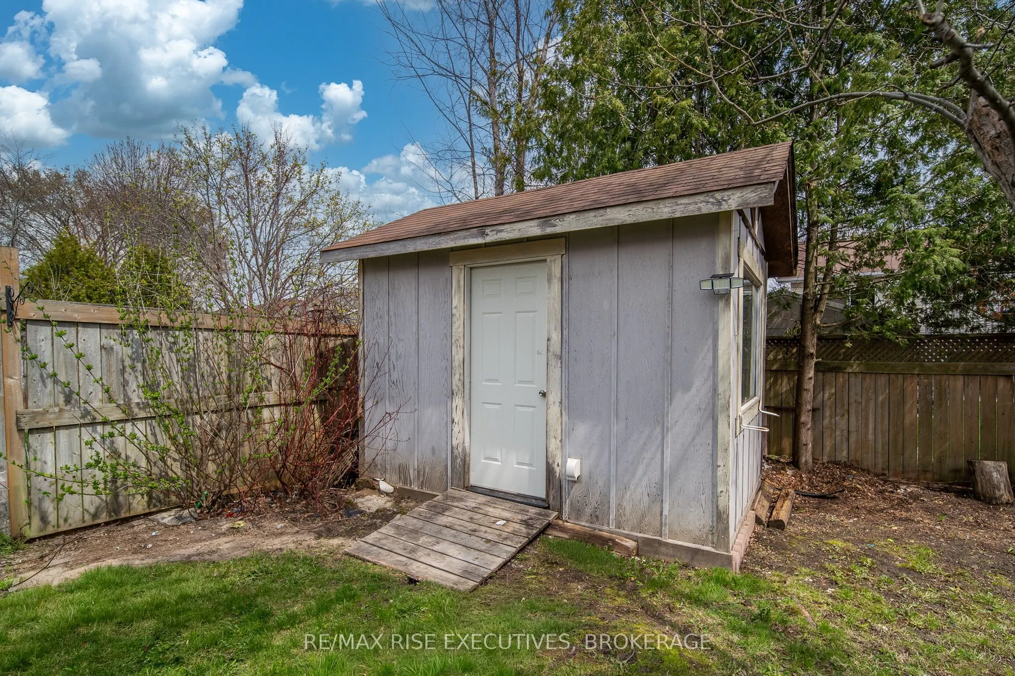 984 Waterbury Crescent
