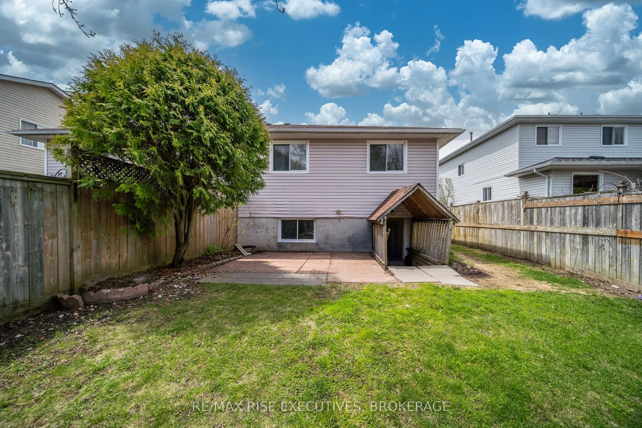 984 Waterbury Crescent