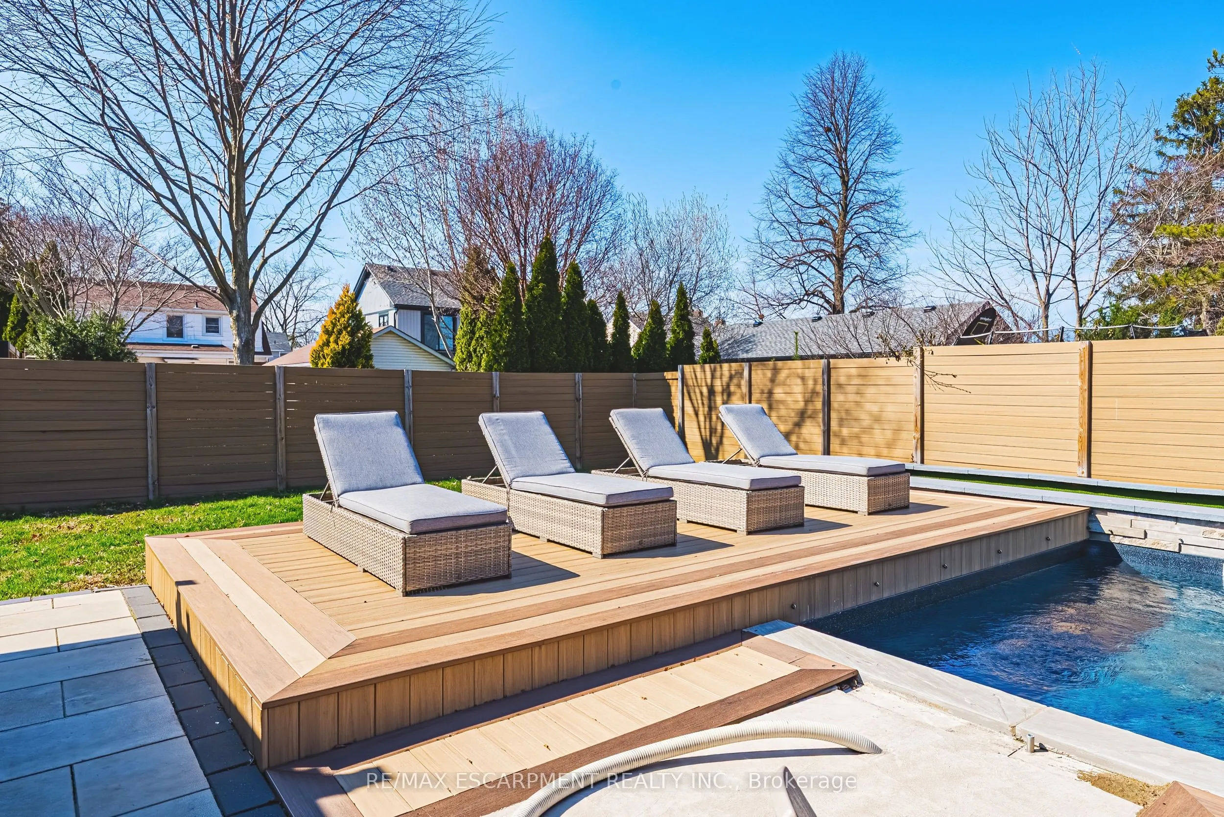 6 Nelles Boulevard