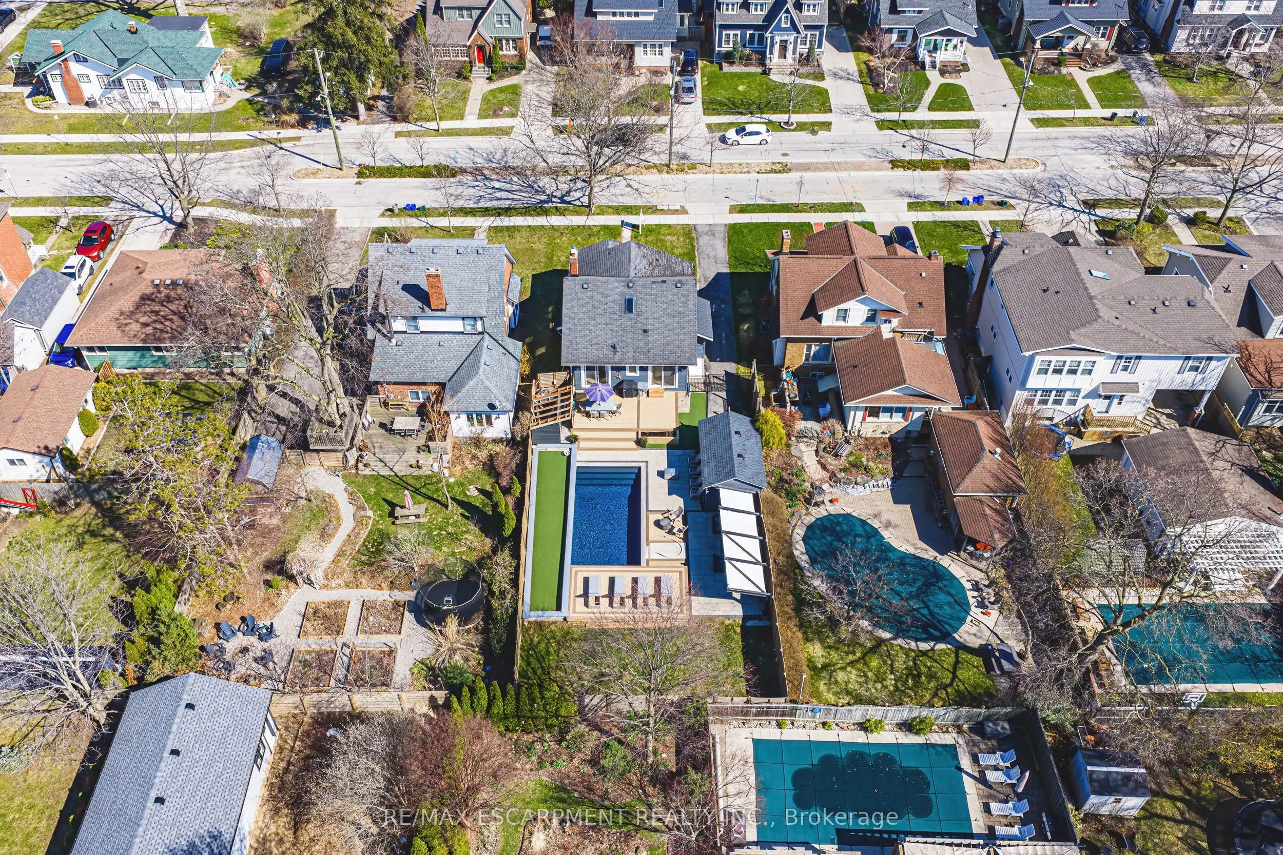 6 Nelles Boulevard