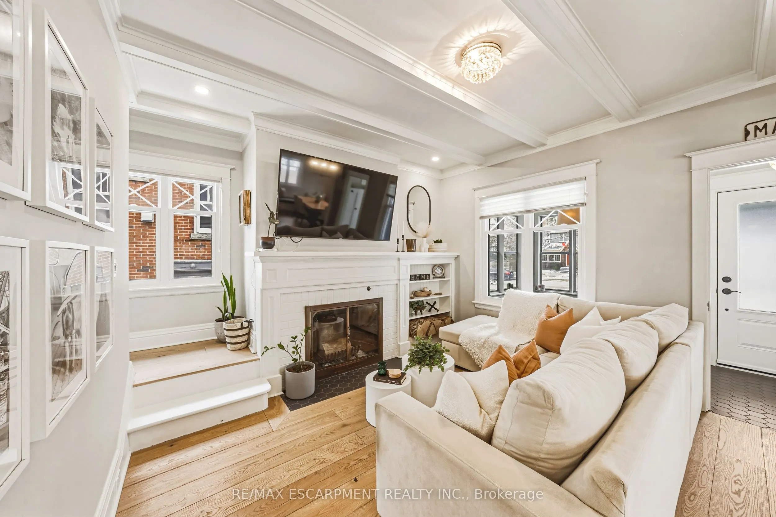 6 Nelles Boulevard