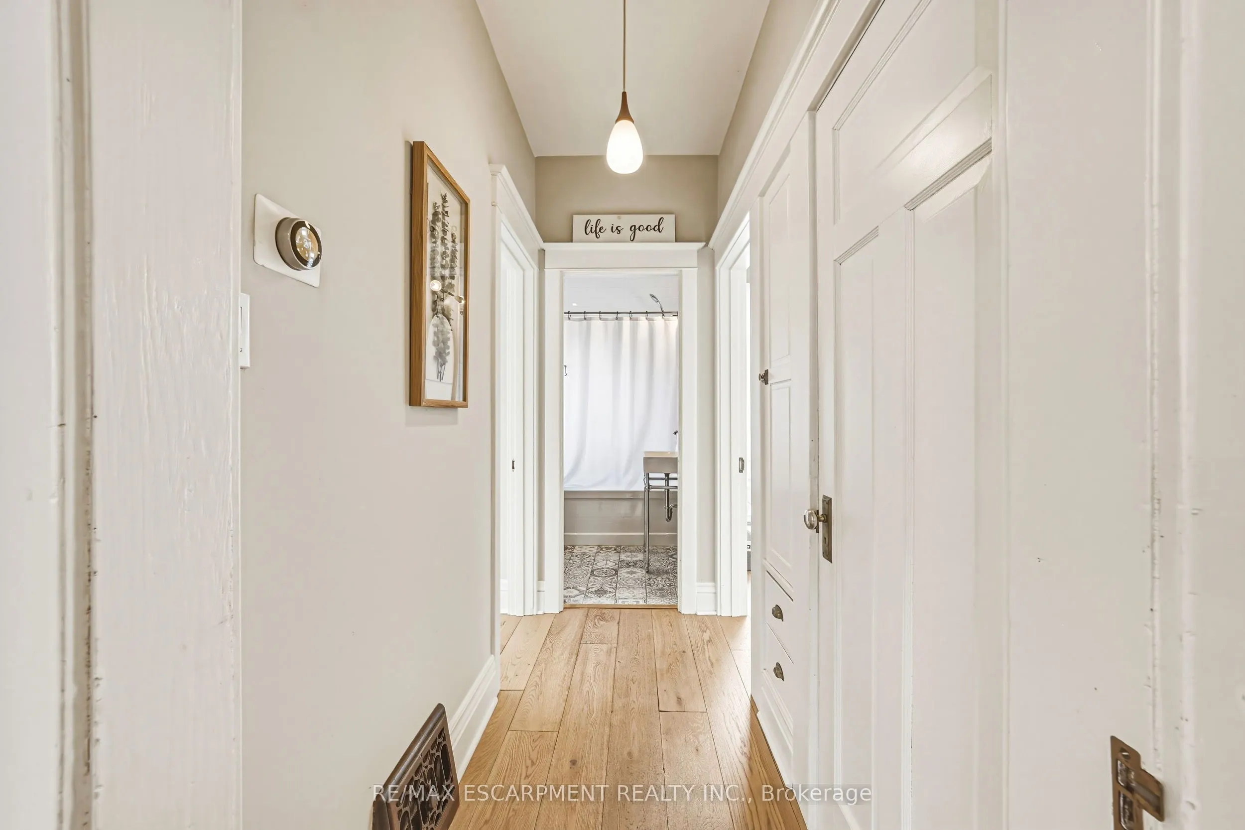 6 Nelles Boulevard