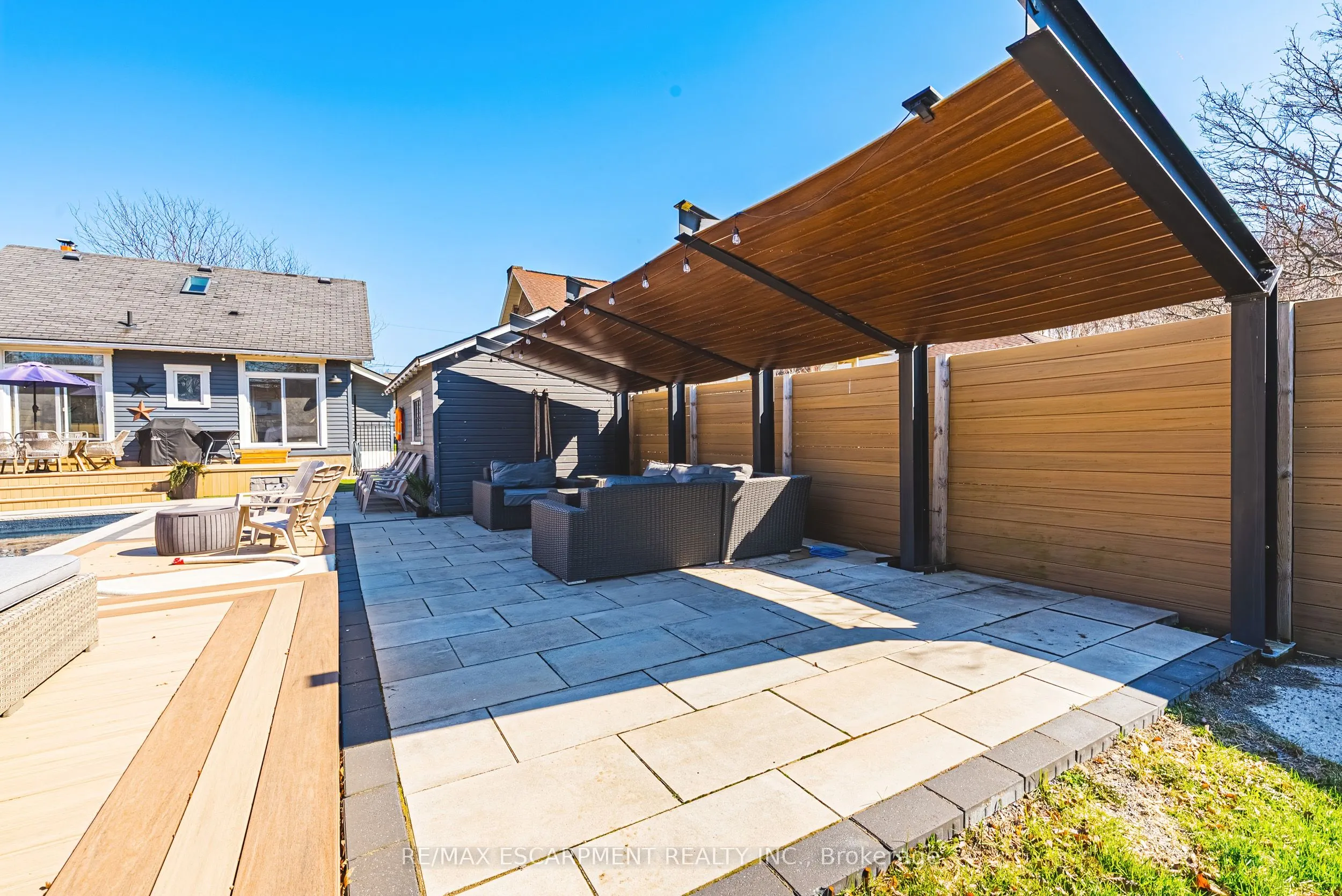 6 Nelles Boulevard