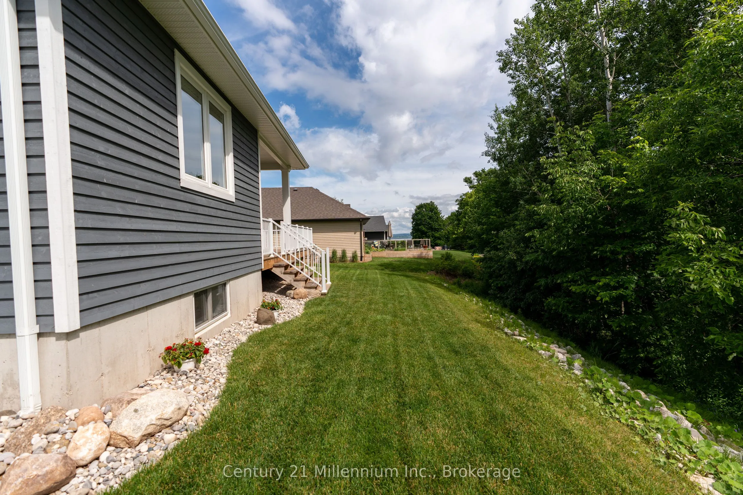 401 Algoma Crescent