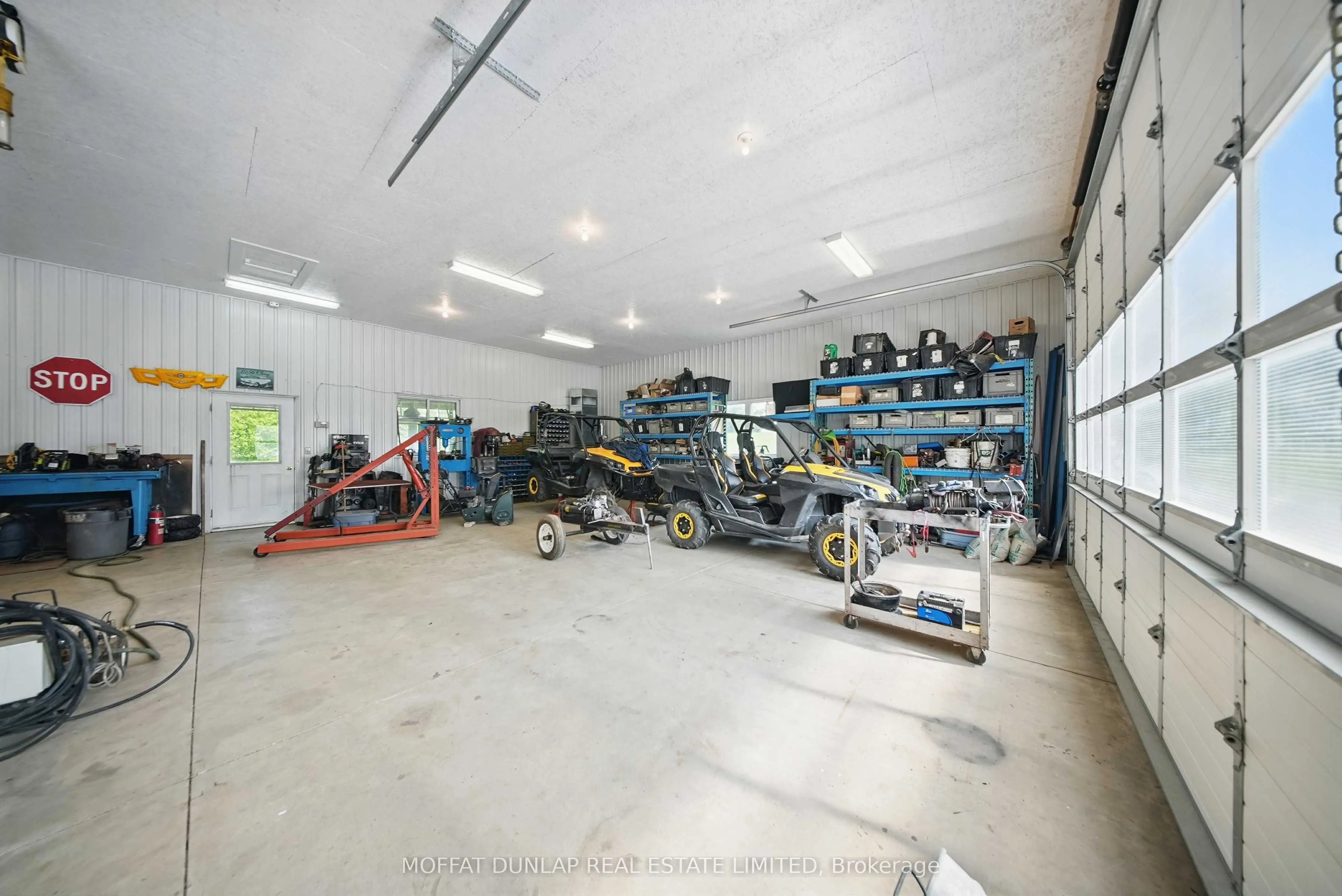 486098 30 Sideroad
