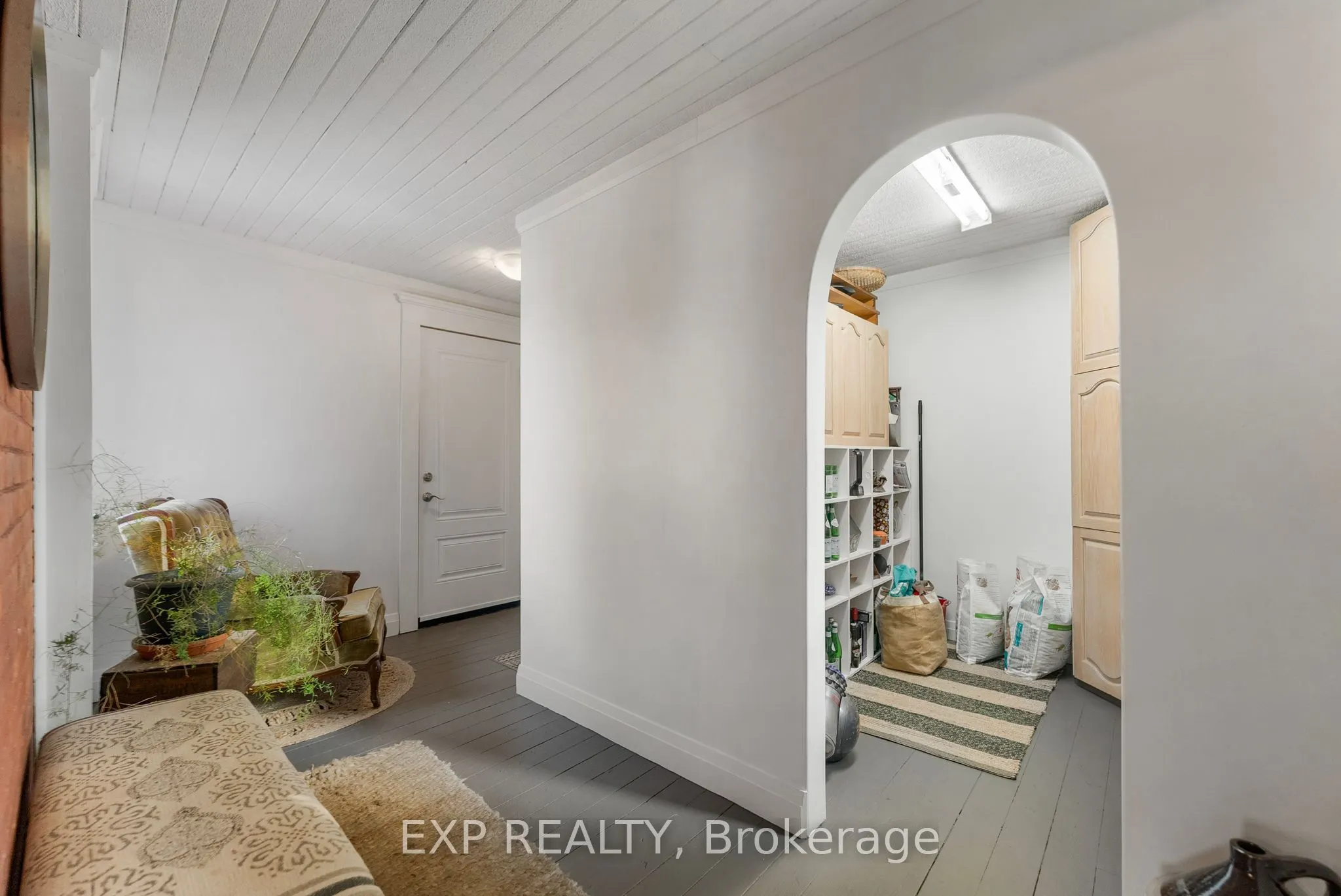48 Hall Avenue E