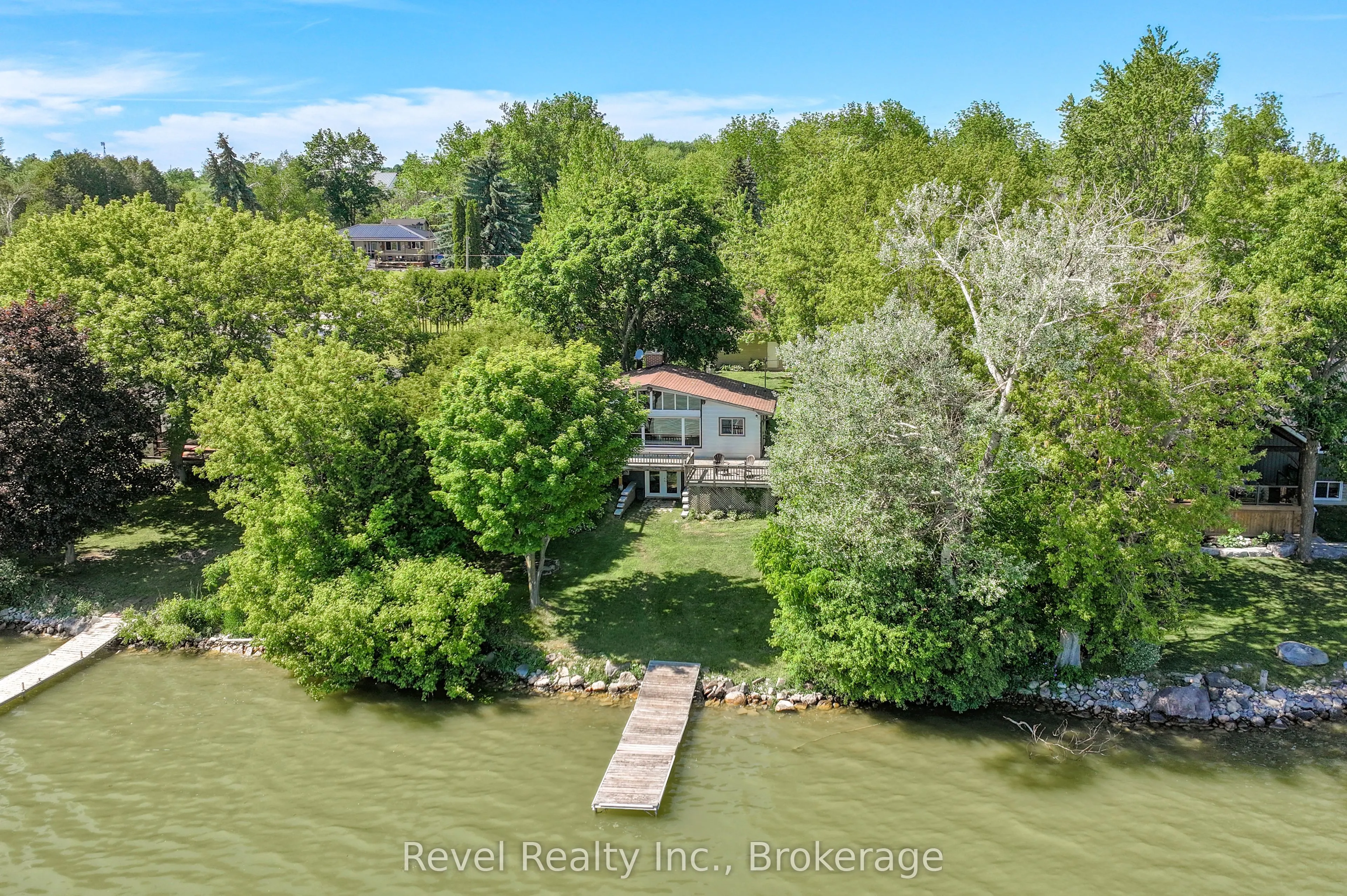 18 Lakeview Boulevard