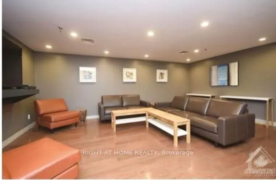 470 Laurier Avenue W #706