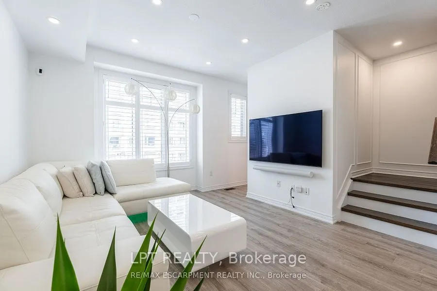 16 Place Polonaise Drive
