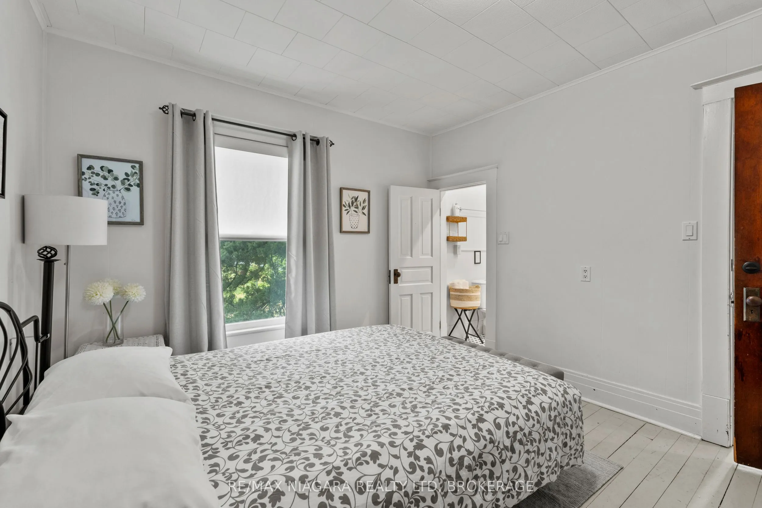 1068 Niagara Stone Road