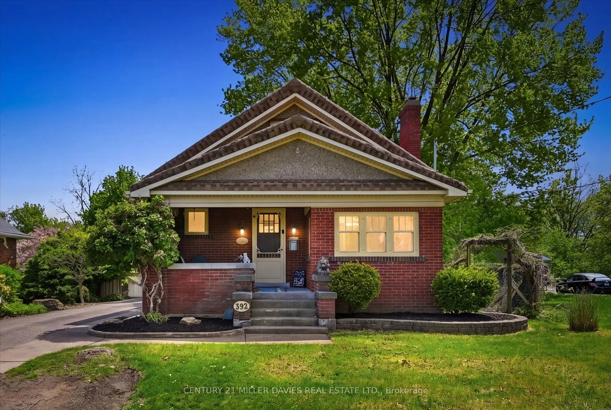 392 Queenston Street