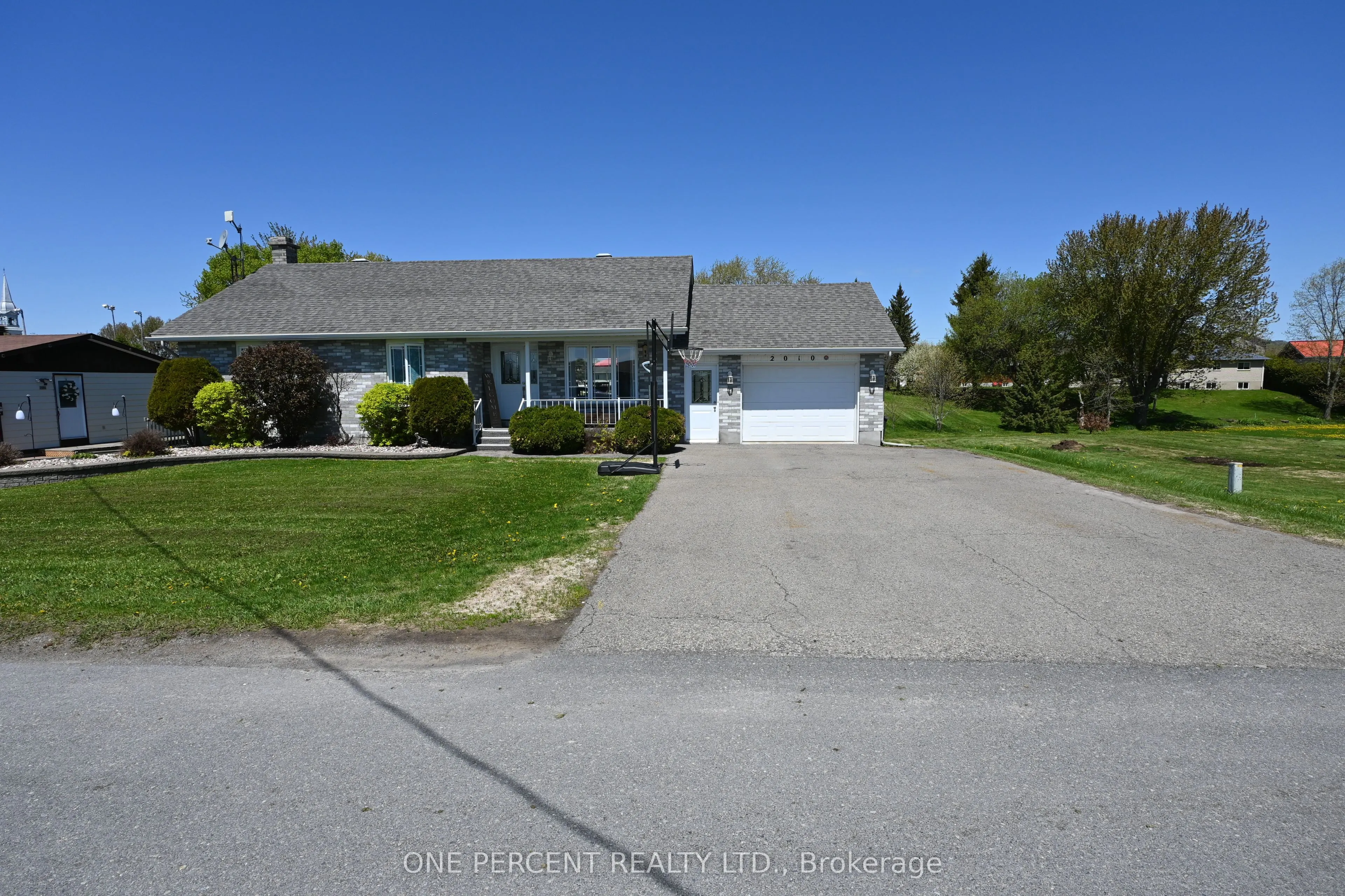 2010 Rue Du Parc Street W