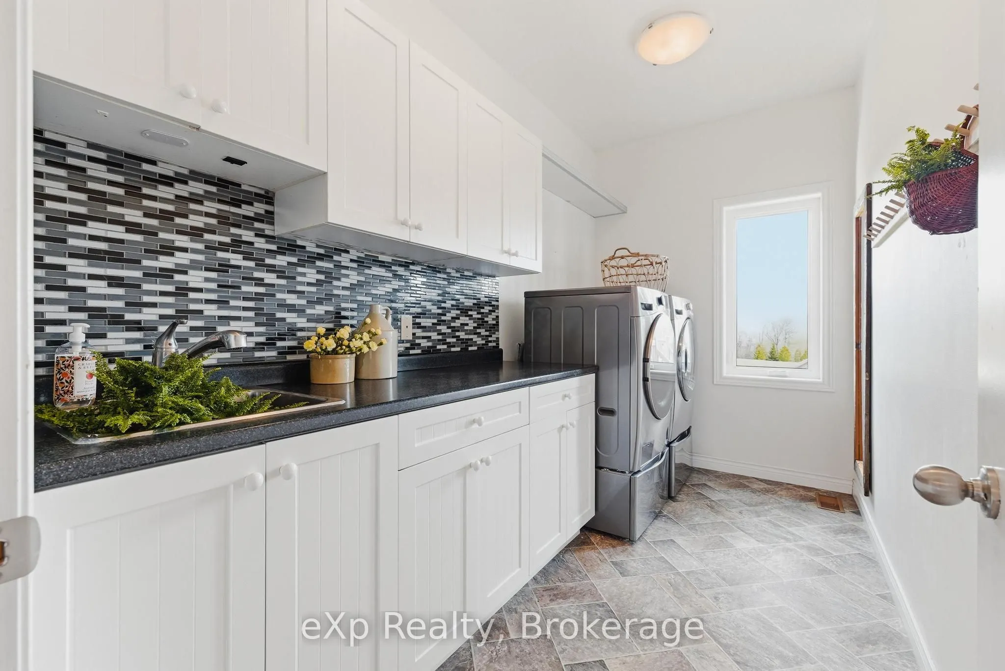 138430 112 Grey Road