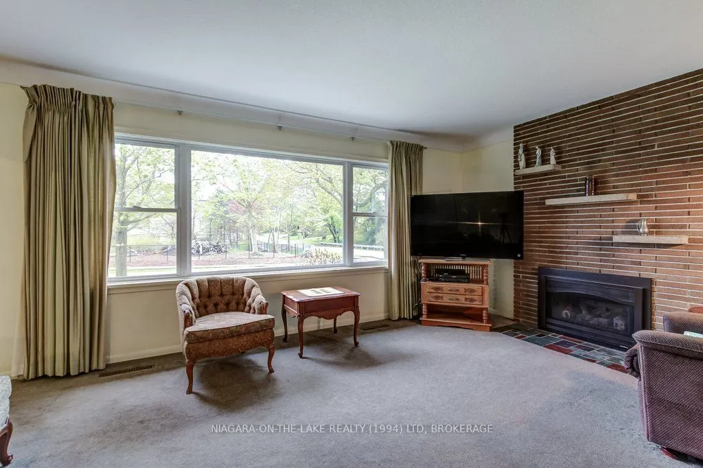 262 Simcoe Street