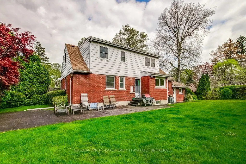 262 Simcoe Street