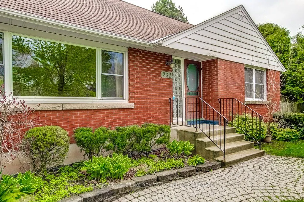 262 Simcoe Street