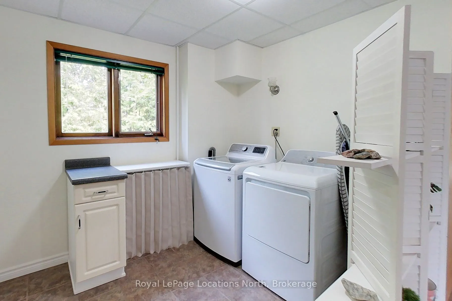252 Lakeshore Road N