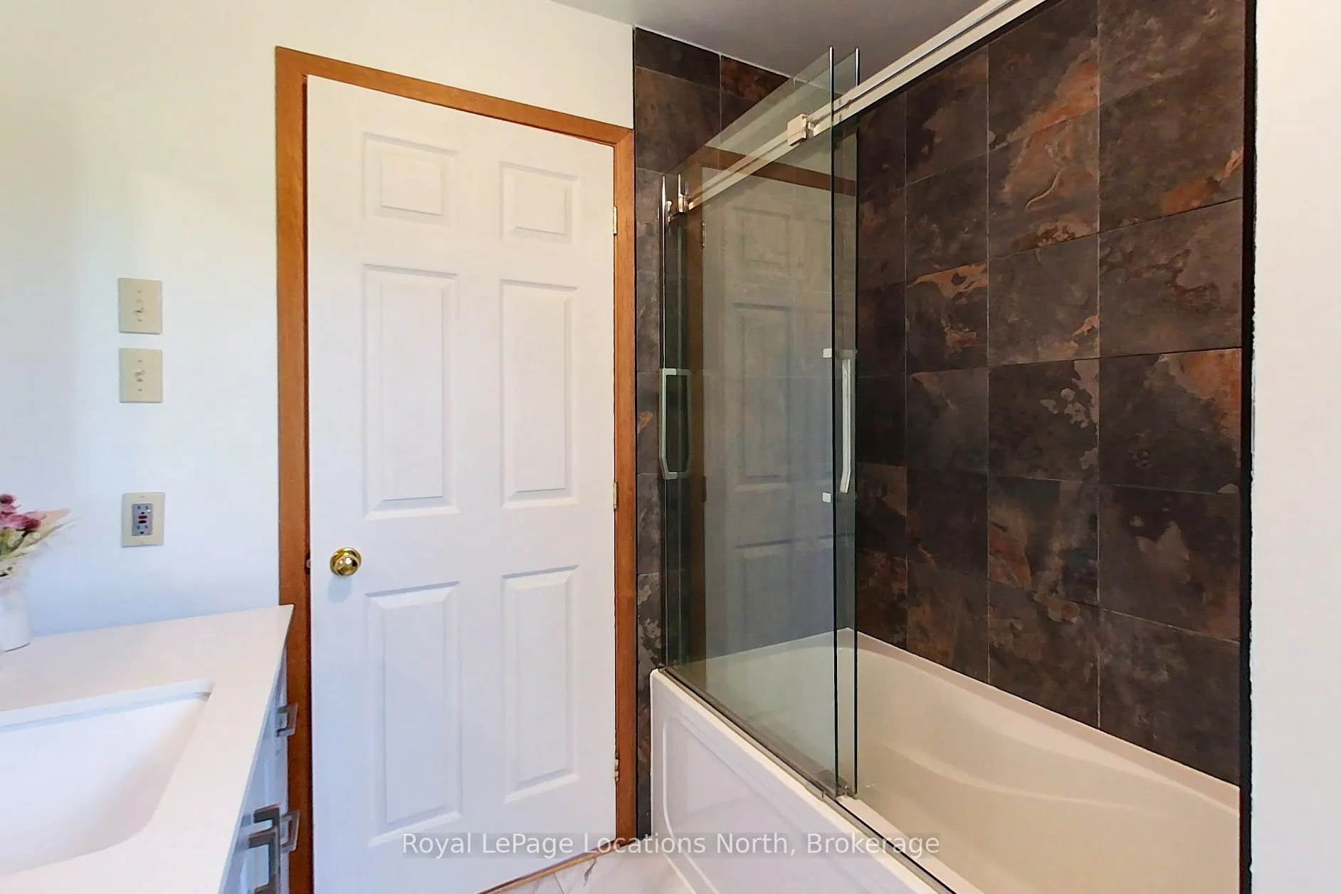 252 Lakeshore Road N