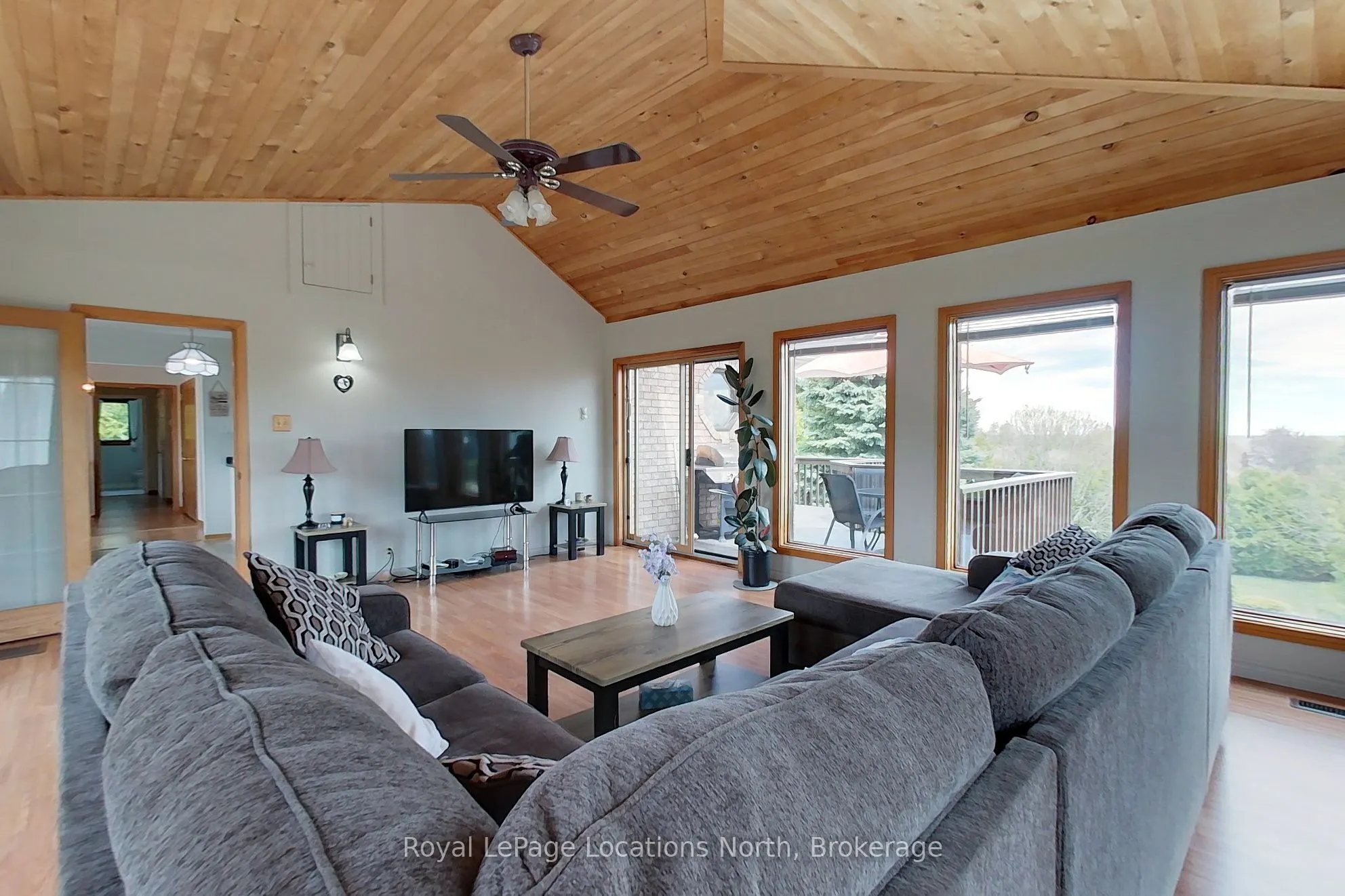 252 Lakeshore Road N