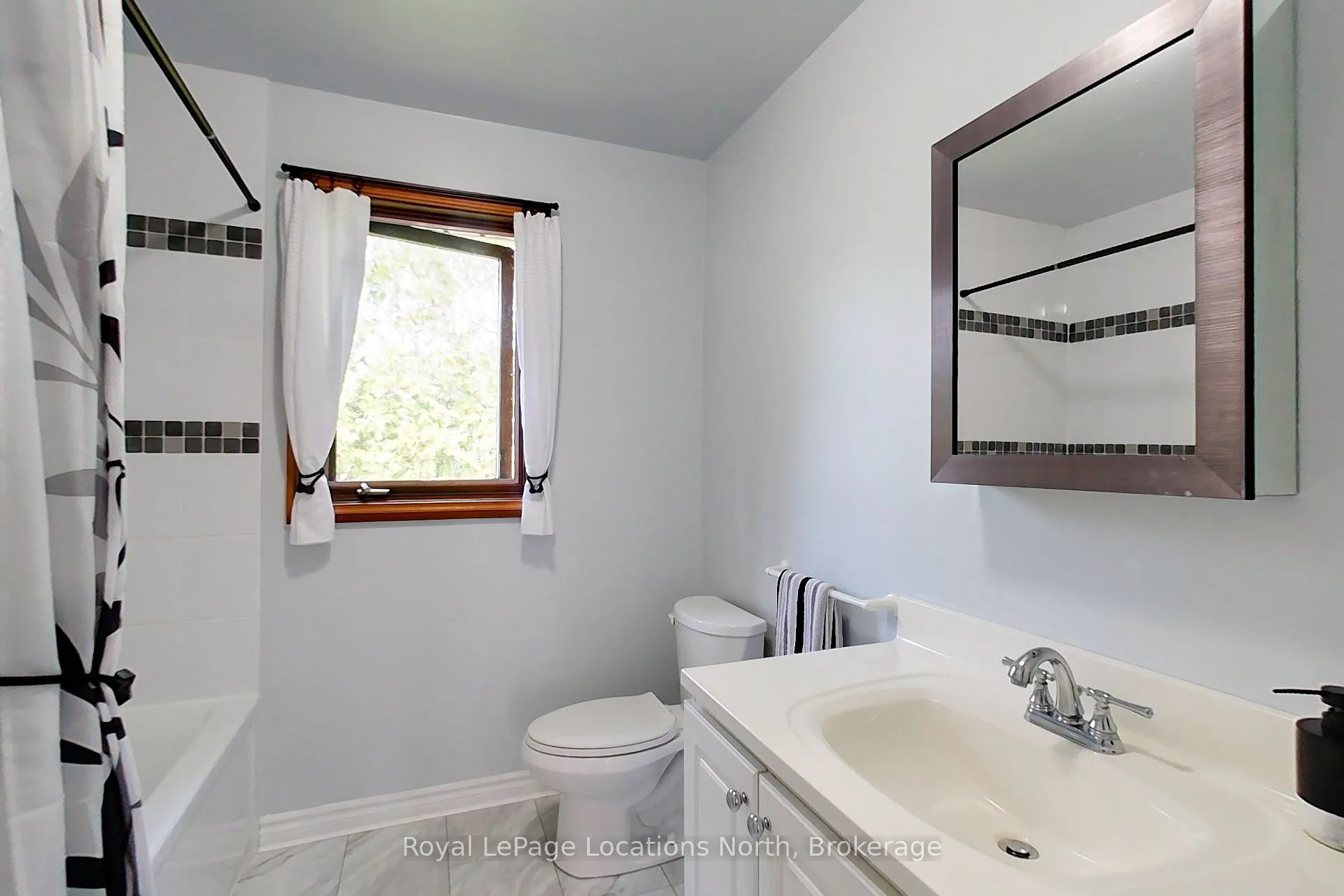 252 Lakeshore Road N