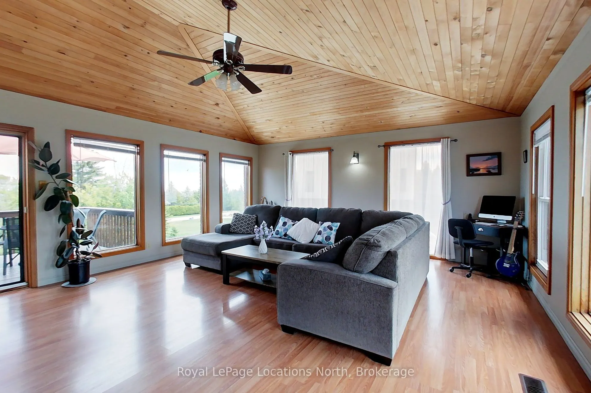 252 Lakeshore Road N