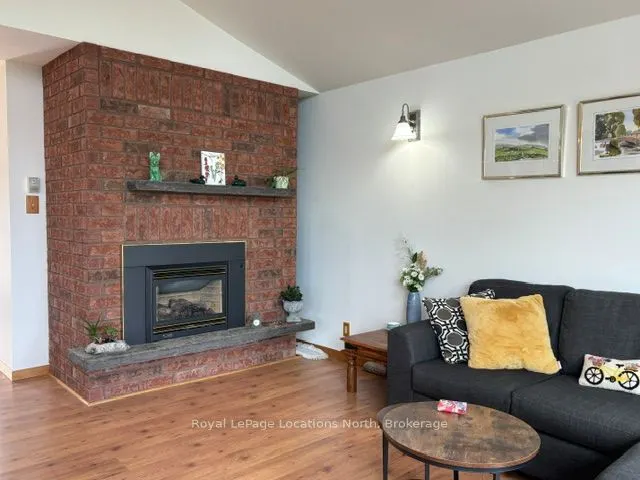 252 Lakeshore Road N