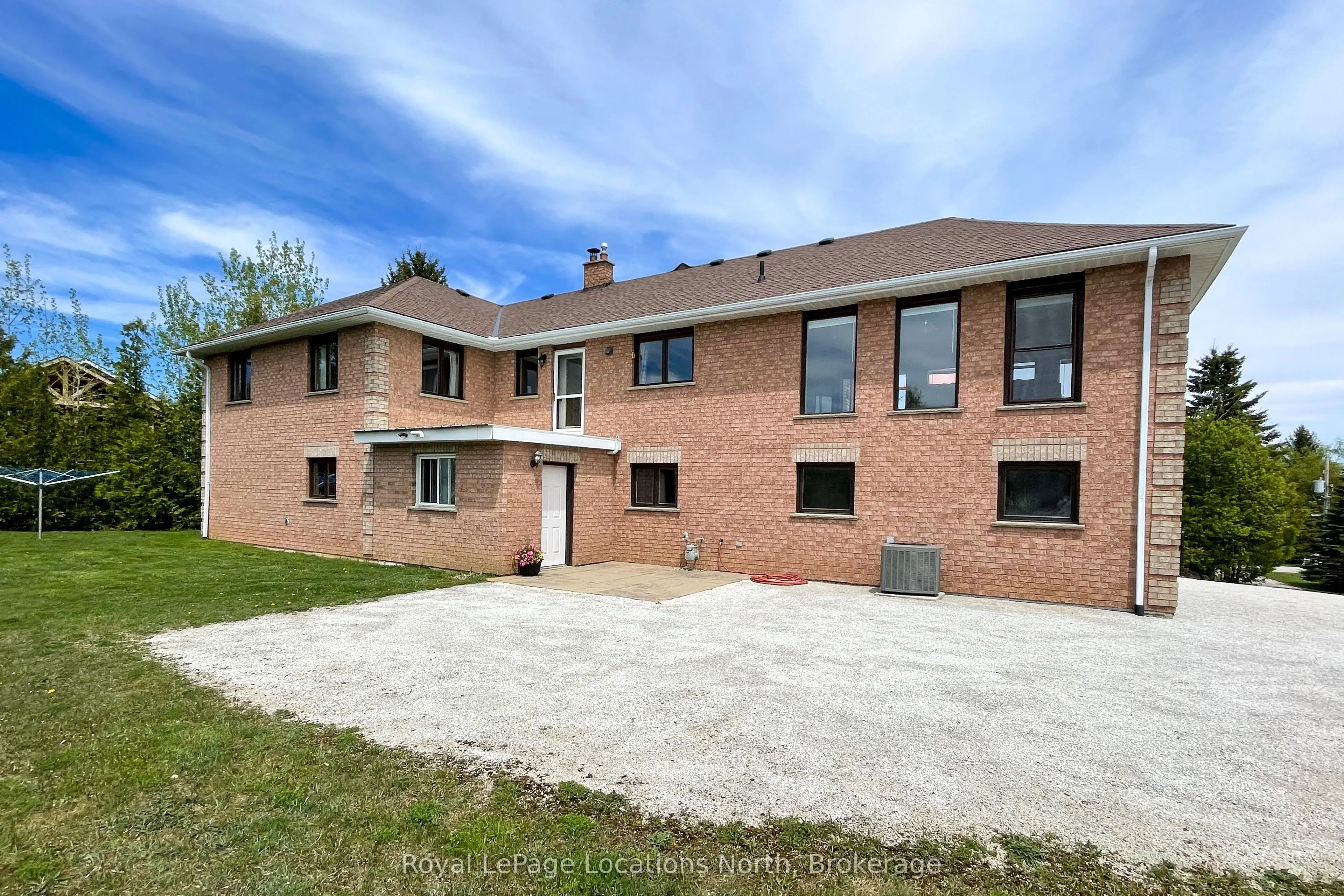 252 Lakeshore Road N