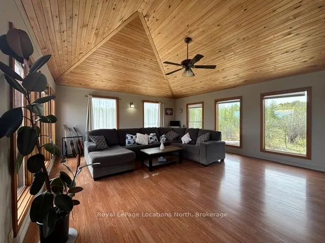 252 Lakeshore Road N