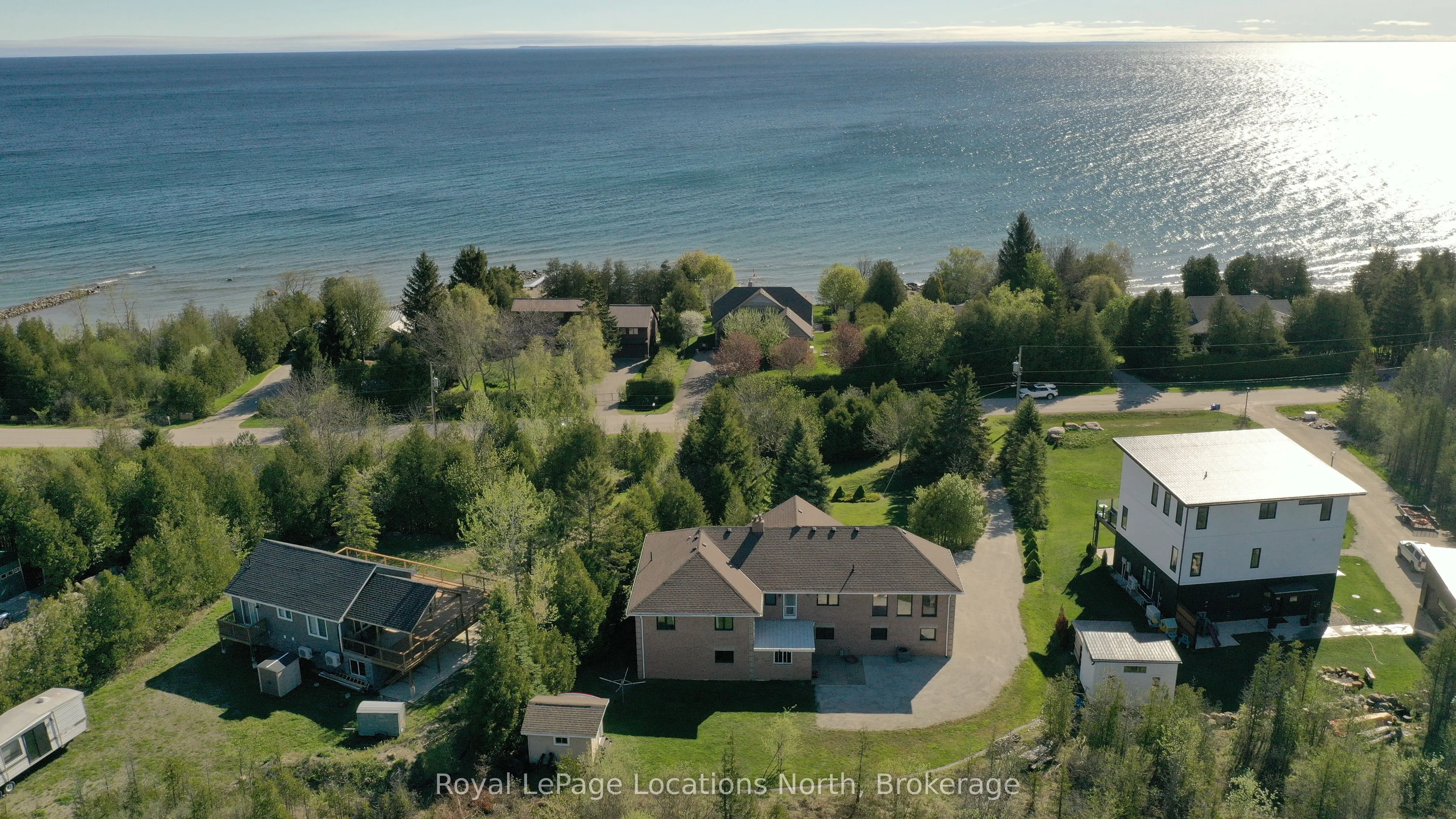 252 Lakeshore Road N